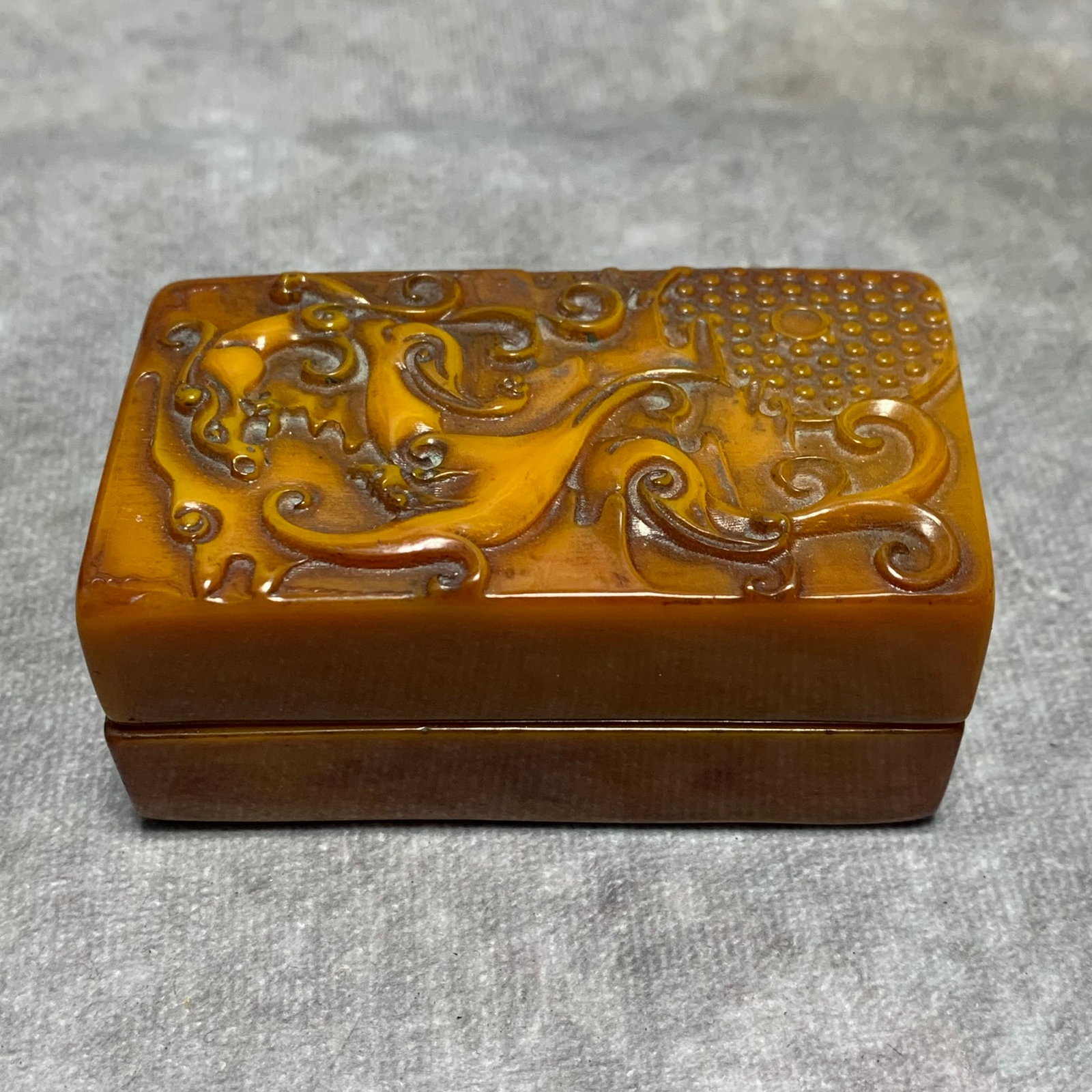A CELLULOID SEAL WITH CELLULOID VASE - 5
