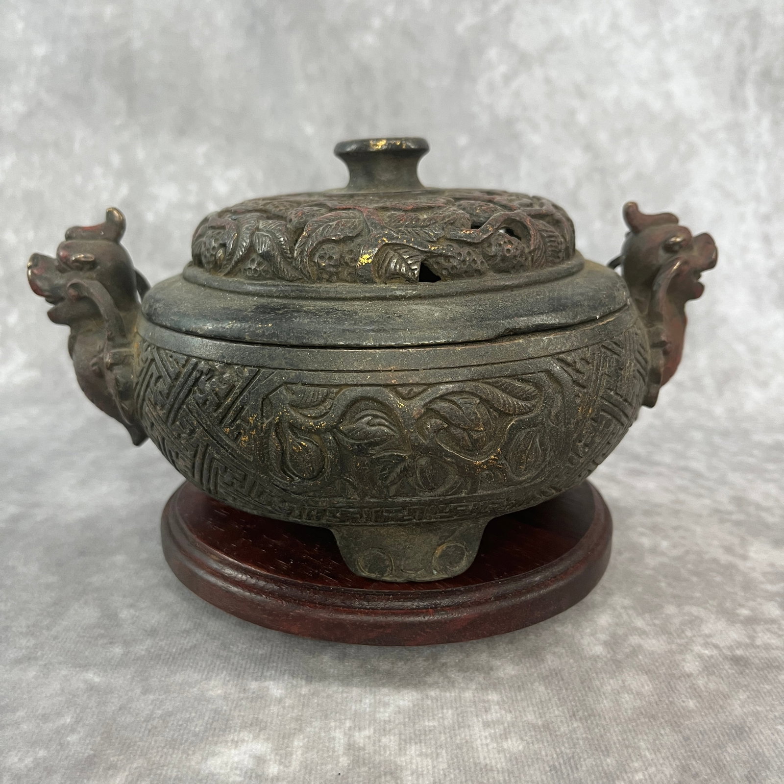 DOUBLE BEAST HEAD HANDLES BRONZE TRIPOD CENSER: 19th Century; Long: 7.6 inch; Width: 5.7 inch; High: 4.2 inch. Wooden base for picture and display only.