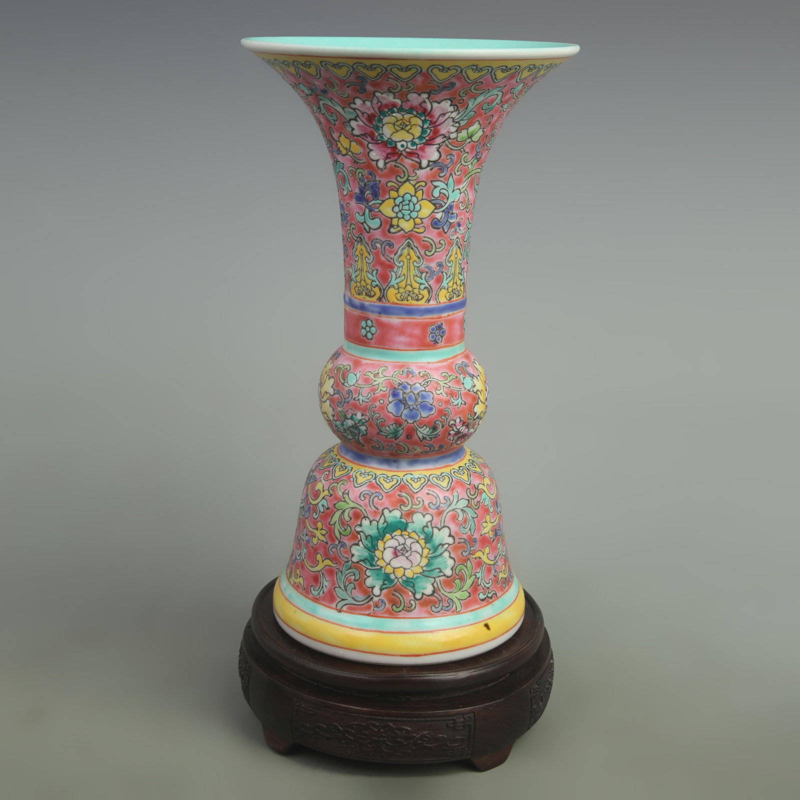 A FINE FAMILLE ROSE COLOR PORCELAIN FLOWER JAR: Qing Dynasty Qian Long Period; High: 9.7 inch; Diameter: 5.4 inch. Wooden base for picture and display only.