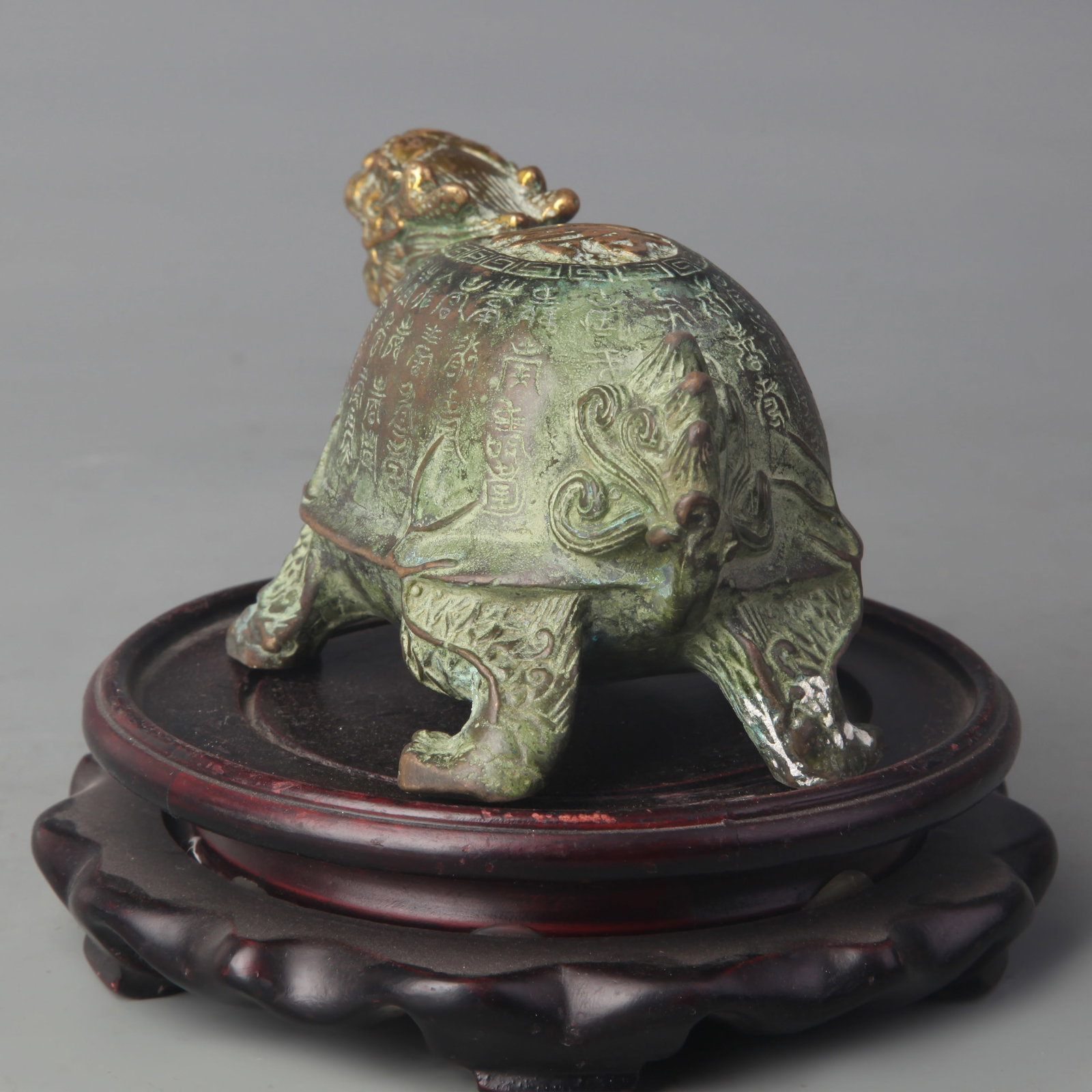 A SMALL BRONZE DRAGON TURTLE (LONGGUI) FIGURINE - 4