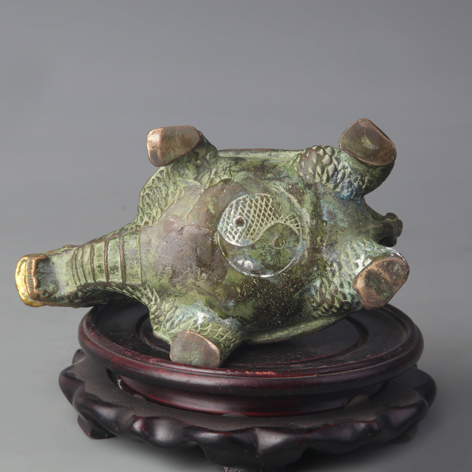 A SMALL BRONZE DRAGON TURTLE (LONGGUI) FIGURINE - 6