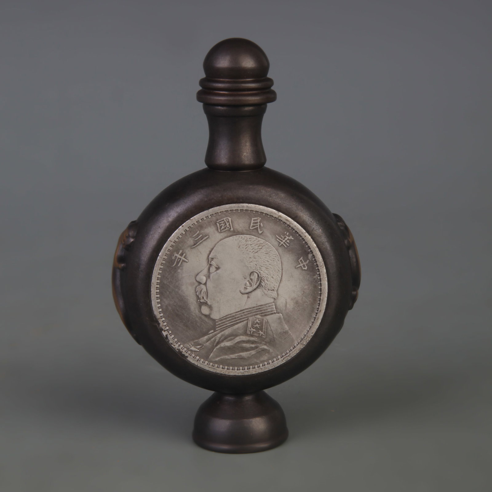 A FINE BRONZE SNUFF BOTTLE MADE OF YUAN SHIKAI COIN: Republic Period; Width: 2.6 inch; High: 4.2 inch; Wooden base for picture and display only.