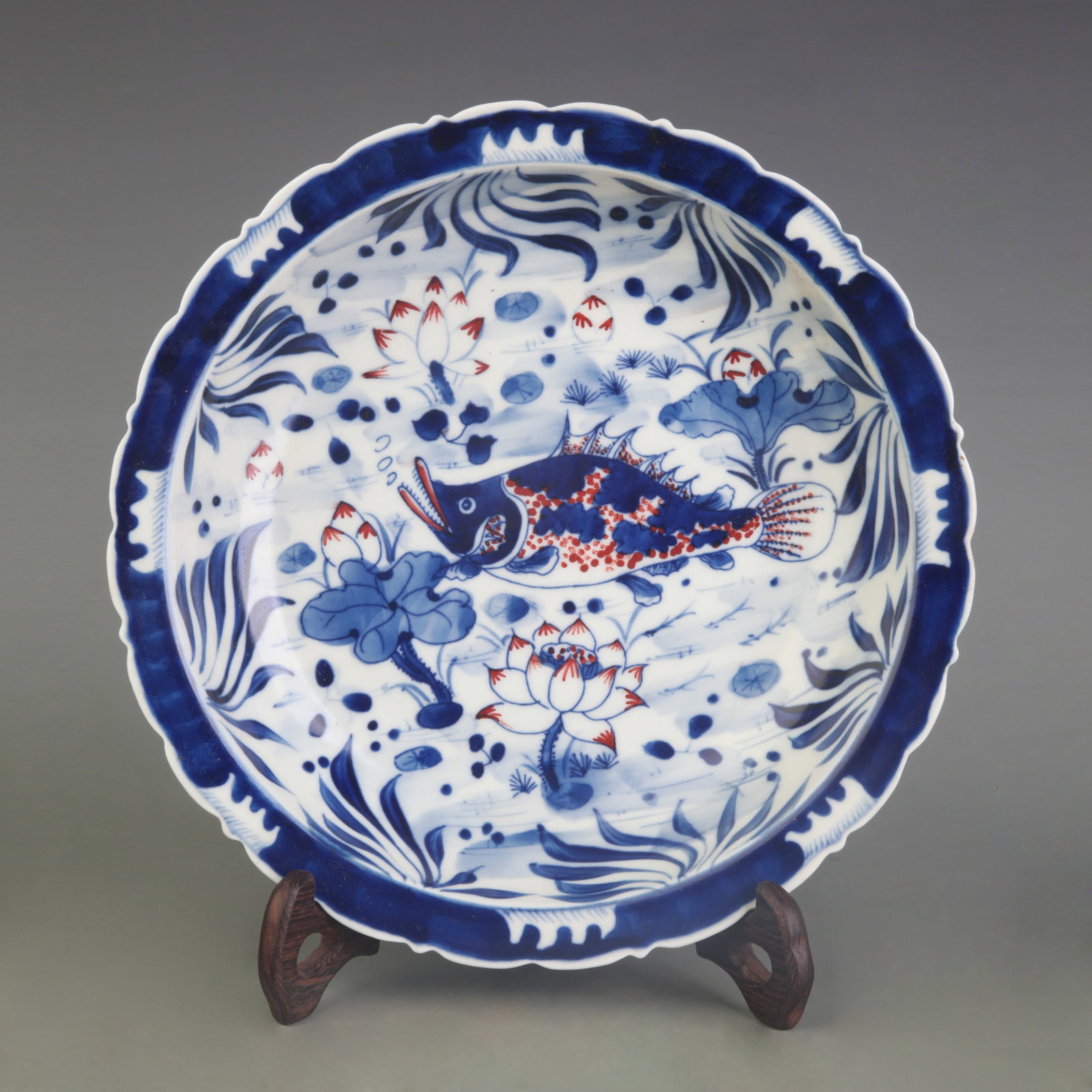 A BLUE AND WHITE AND UNDERGLAZE RED DISH WITH BIRD-AND-FLOWER DECORATION (1 of 5)