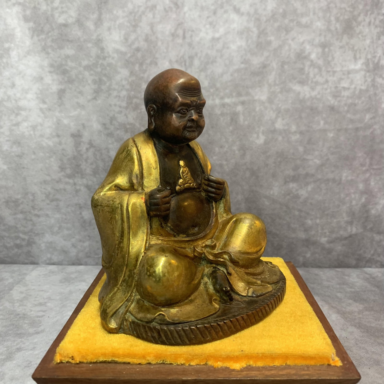 A FINE BRONZE LU HAN STATUE - 6