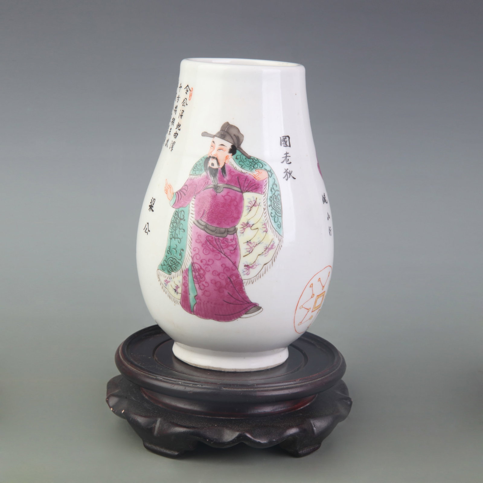 WUCAI ZUN-FORM VASE WITH WU SHUANG PU FIGURES: Qing Dynasty Qian Long Period; Diameter: 2.4 inch; High:6.0 inch; Wooden base for picture and display only.