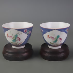 SMALL PAIR OF FAMILLE ROSE FLOWER AND BIRD PATTERN PORCELAIN CUP