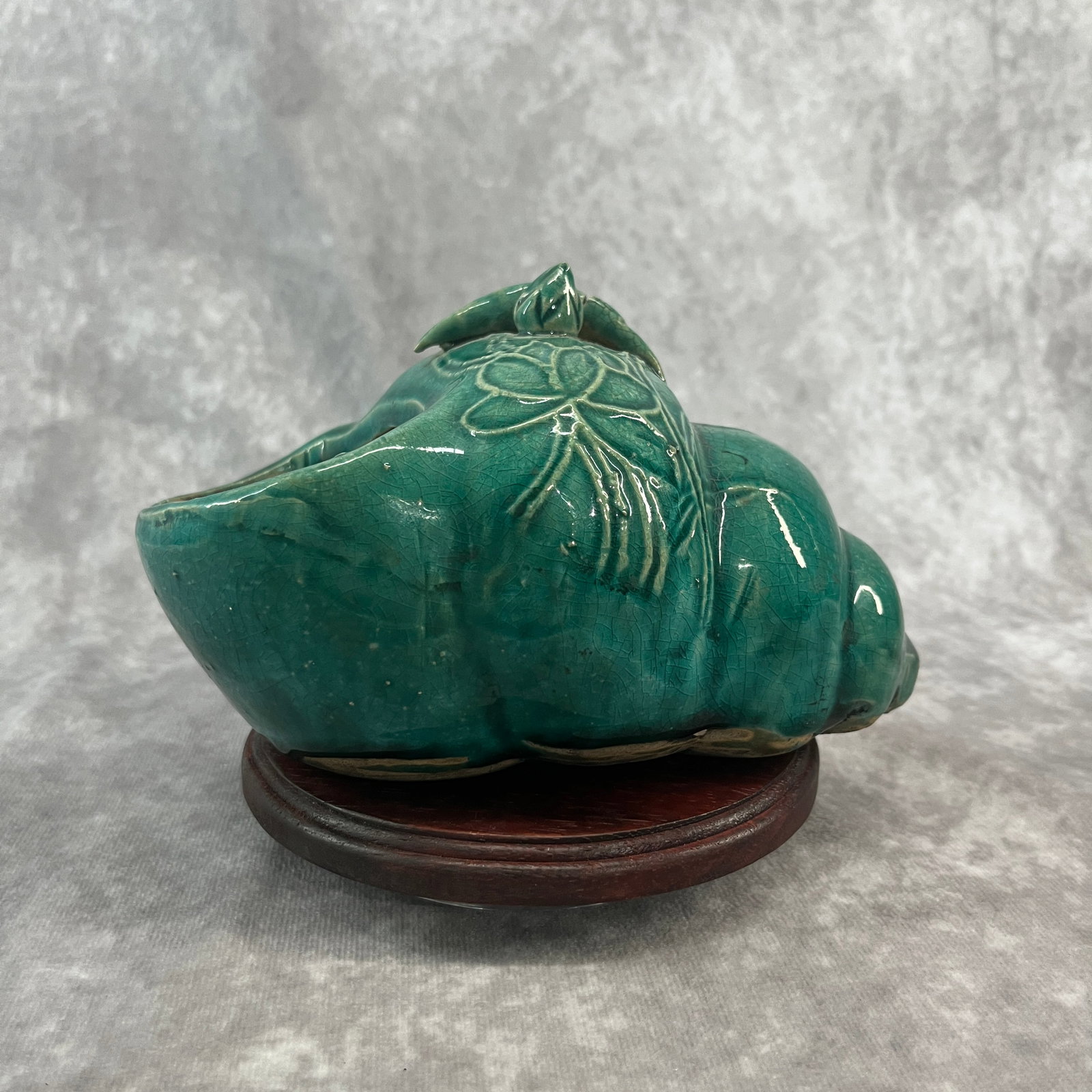 A GUANGXU-PERIOD STYLE PEACOCK-GREEN GLAZED CONCH-FORM ASHTRAY: Qing Dynasty Guan Xu Period; Long: 4.6 inch; Width: 6.9 inch; High: 4.2 inch. Wooden base for picture and display only.