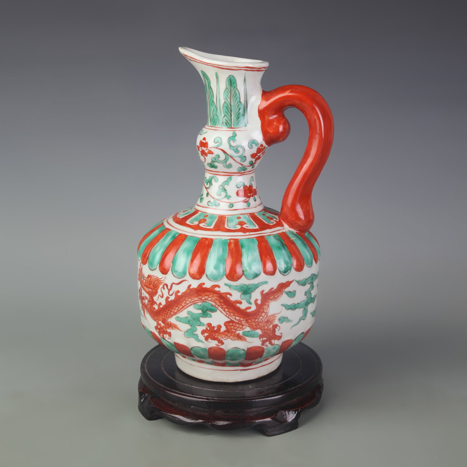 RED AND GREEN DRAGON PATTERN EWER: Ming Dynasty Hong Zhi Period; Width: 6.2 inch; High: 11.5 inch. Wooden base for picture and display only.
