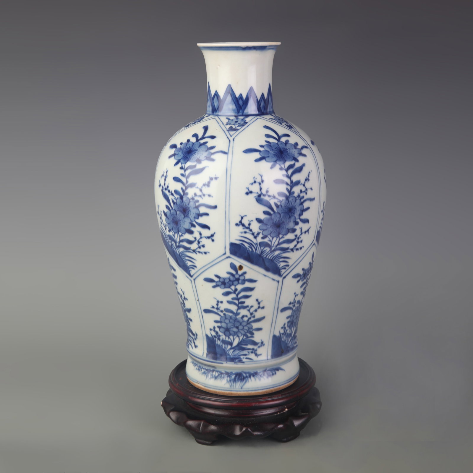 BLUE AND WHITE FLORAL PATTERN PORCELAIN VASE: Qing Dynasty; Diameter: 2.5 inch; High: 10.5 inch; Wooden base for picture and display only.