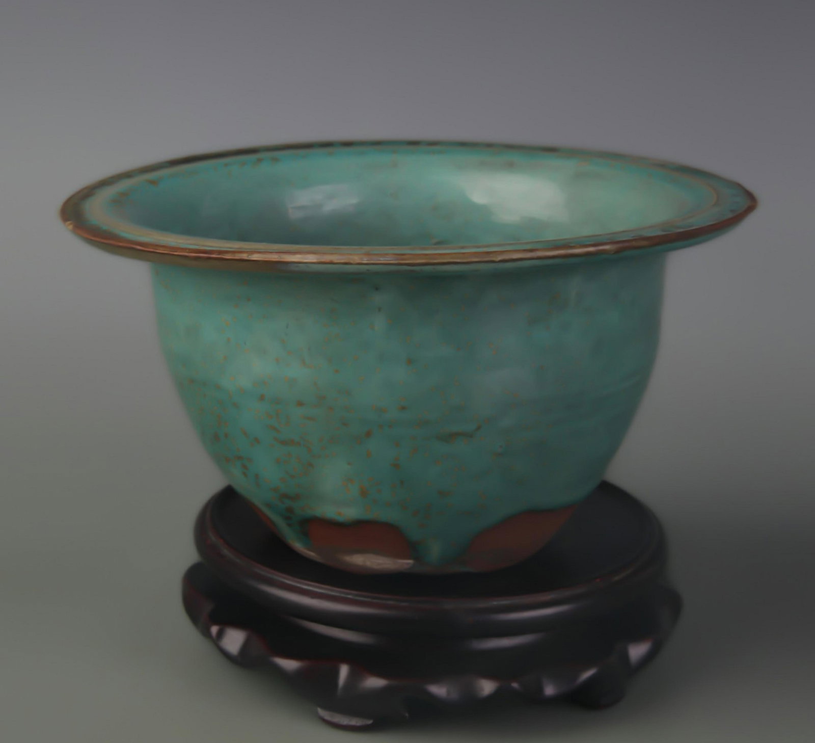 A FINE JUN GLAZE FLOWER POT: Liao Dynasty Style; Diameter:6.6 inch; High: 3.5 inch; Wooden base for picture and display only.