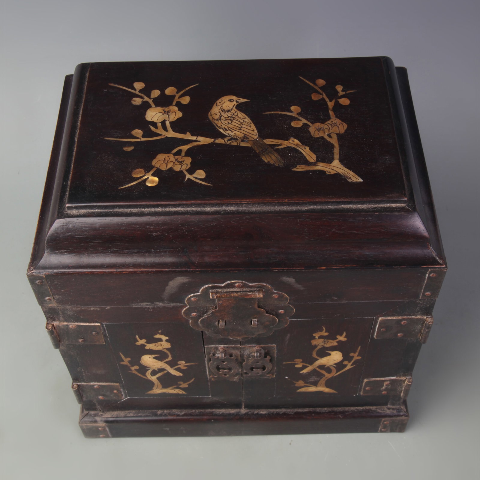 SANDALWOOD OFFICIAL’S HAT BOX INLAID WITH MOTHER-OF-PEARL FLORAL AND BIRD MOTIFS (1 of 5)