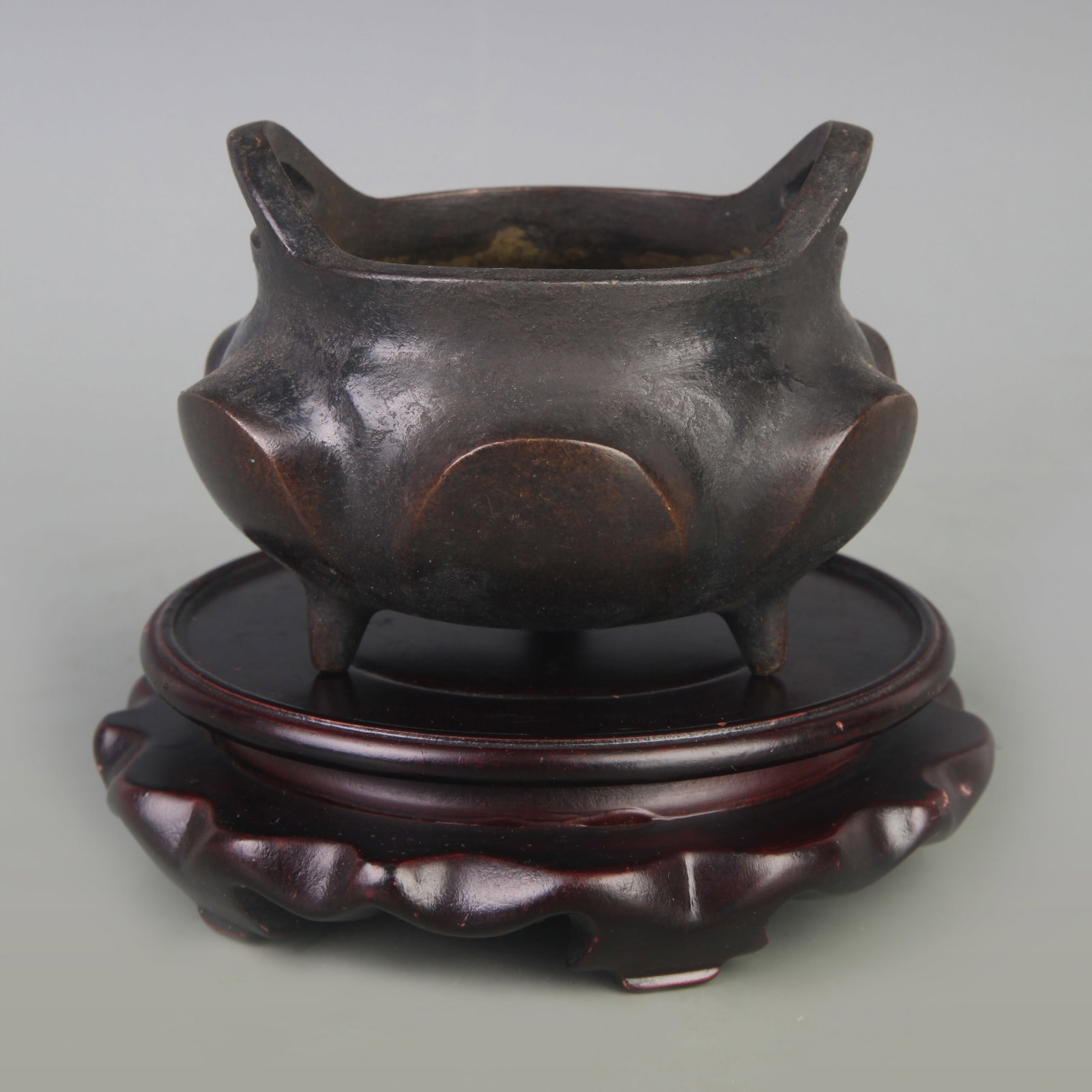 A TRIPOD CENSER WITH BRIDGE HANDLES: Qing Dynasty; Diameter: 3.7 inch; High: 3.2 inch; Wooden base for picture and display only.