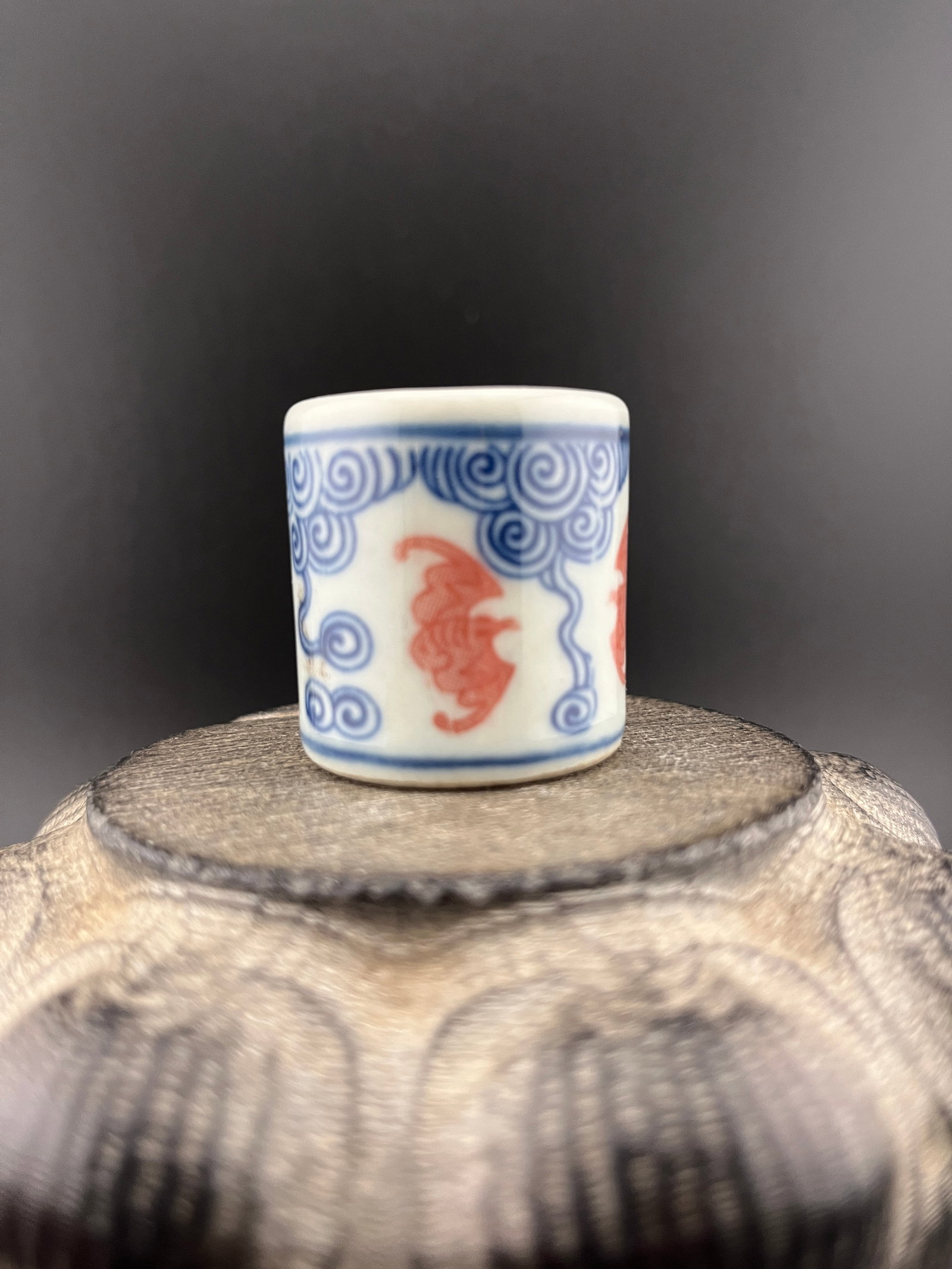 A FINE BAT PATTERN PORCELAIN THUMB RING - 2