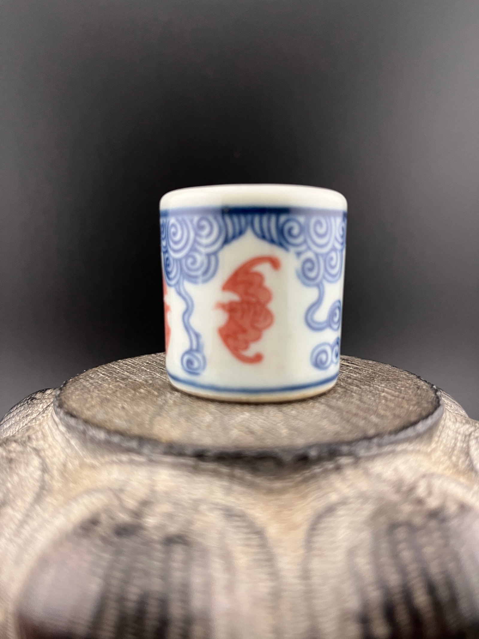 A FINE BAT PATTERN PORCELAIN THUMB RING - 3