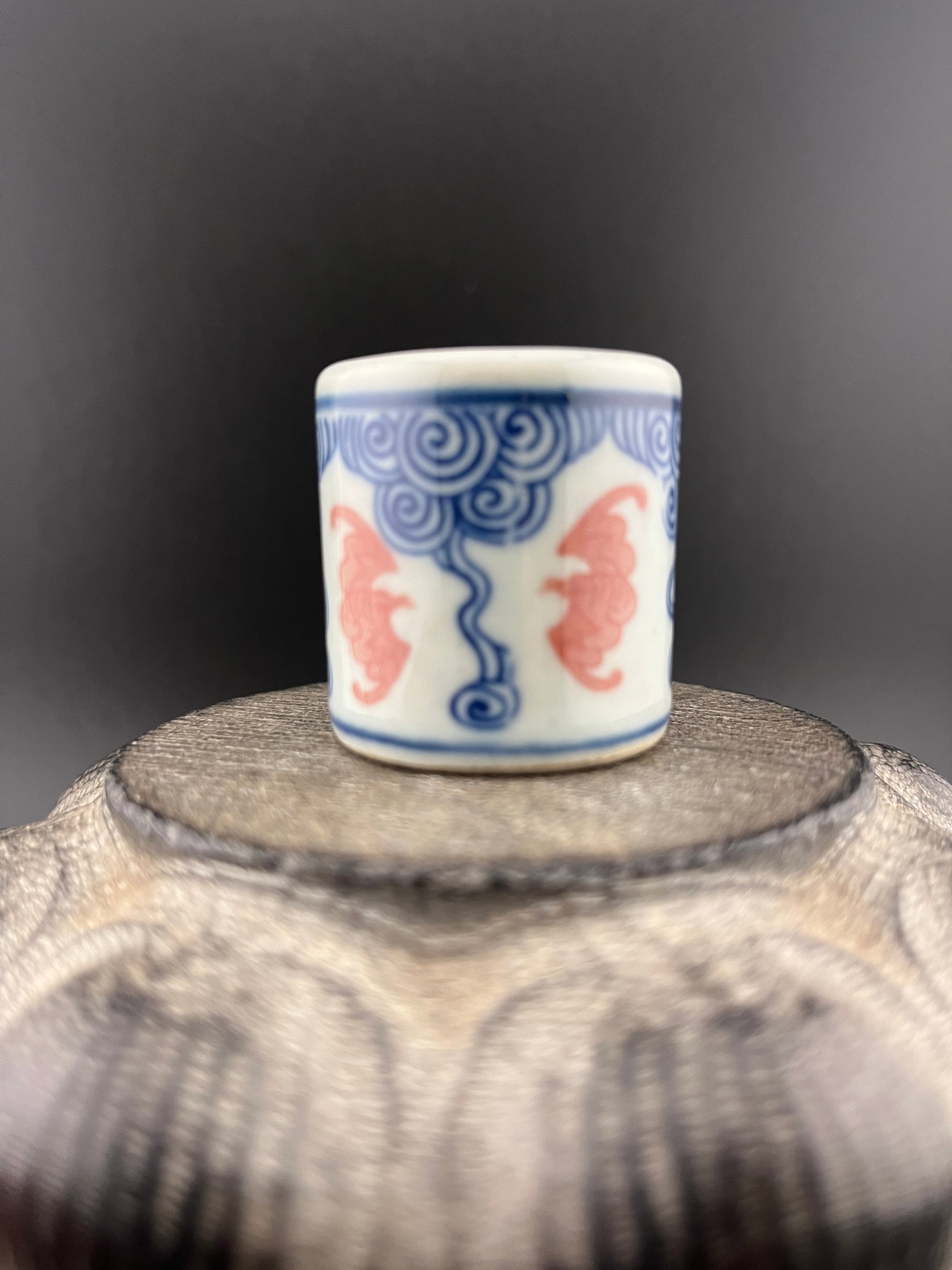 A FINE BAT PATTERN PORCELAIN THUMB RING - 4
