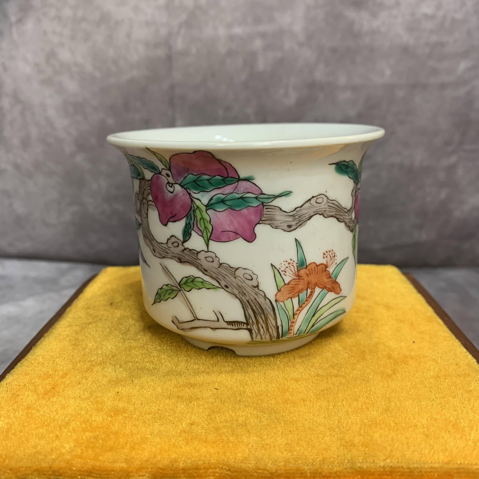 A FINE FAMILLE ROSE FLOWER PATTERN SMALL PORCELAIN JAR: 19th Century; High: 2.7 inch; Diameter: 3.4 inch; Wooden base for picture and display only.