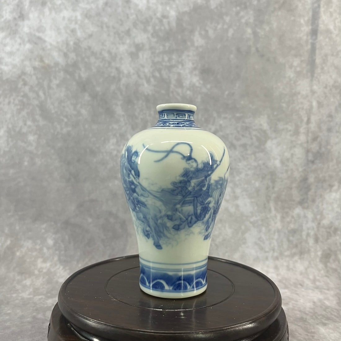 A FINE BLUE AND WHITE LANDSCAPING PATTERN PORCELAIN JAR: Qing Dynasty; High: 5.1 inch; Diameter: 3.08 inch. Wooden base for picture and display only.
