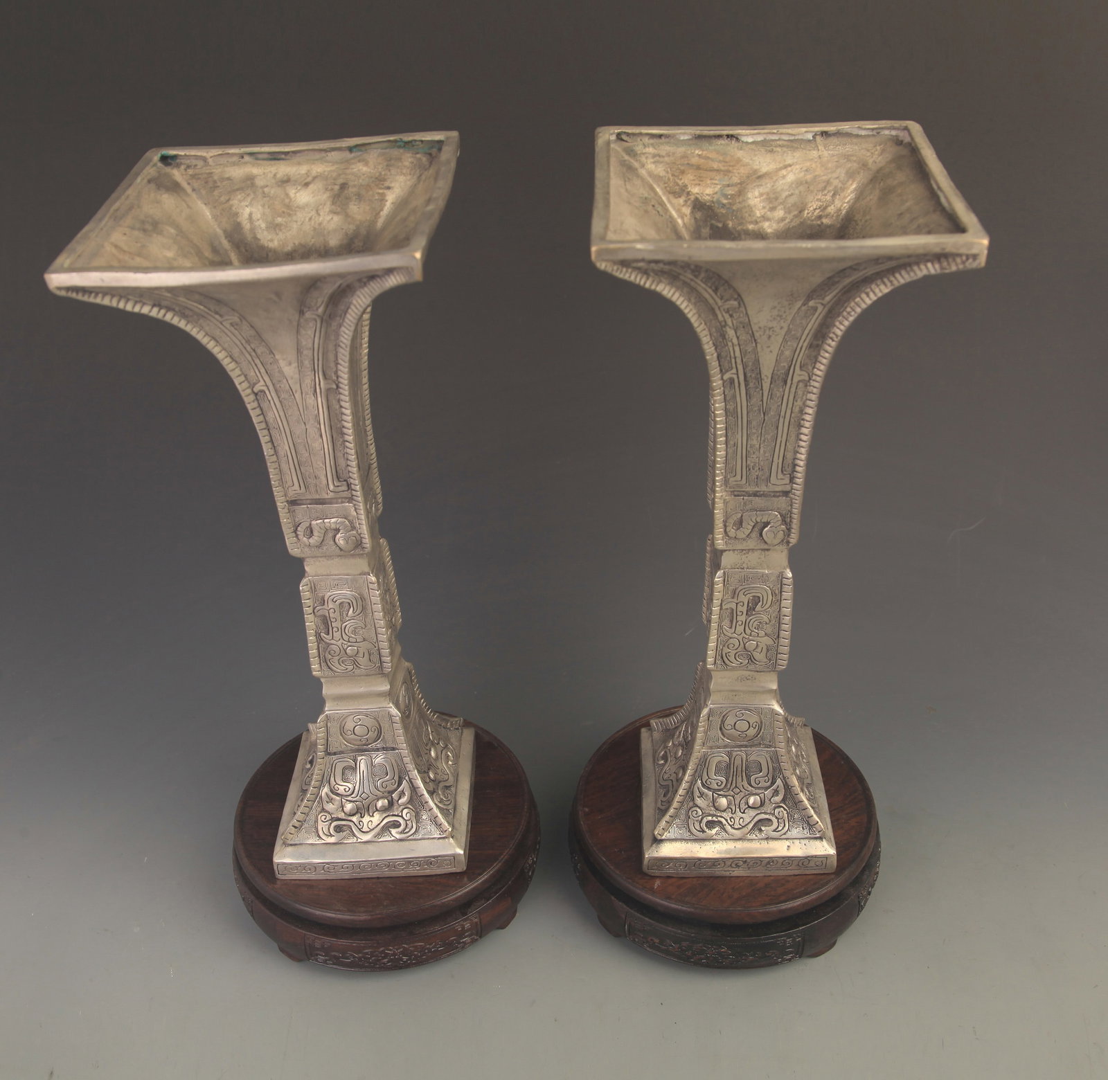 RARE PAIR OF BRONZE FLOWER VASE CARVING TAO TIE: 18th Century, High: 13.25 inch; Width: 5.5 inch. Wooden base for picture and display only.