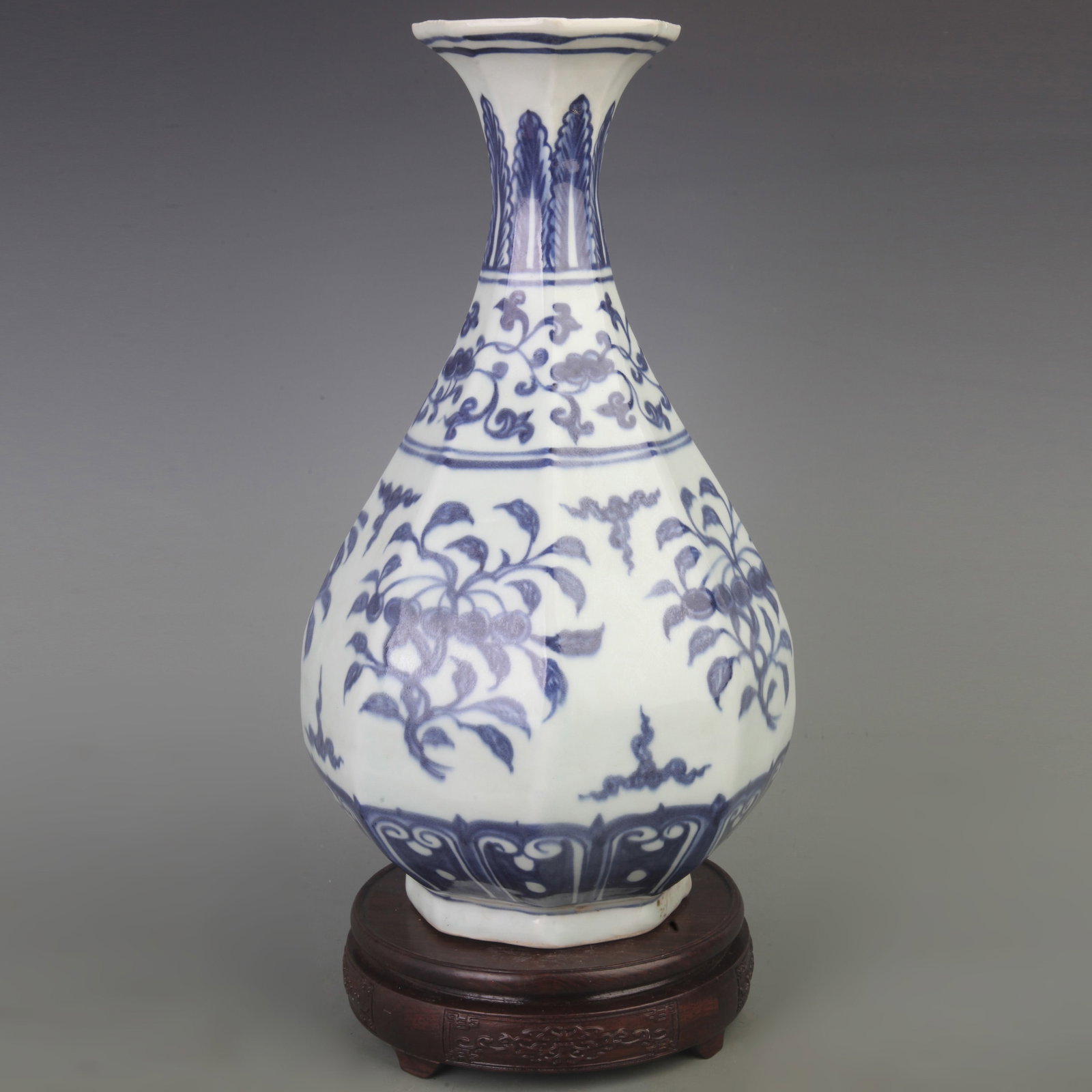 BLUE AND WHITE FLORAL PATTERNED YU HU CHUN STYLE PORCELAIN VASE: Ming Dynasty Style; Diameter: 7.3 inch; High:13.7 inch; Wooden base for picture and display only.