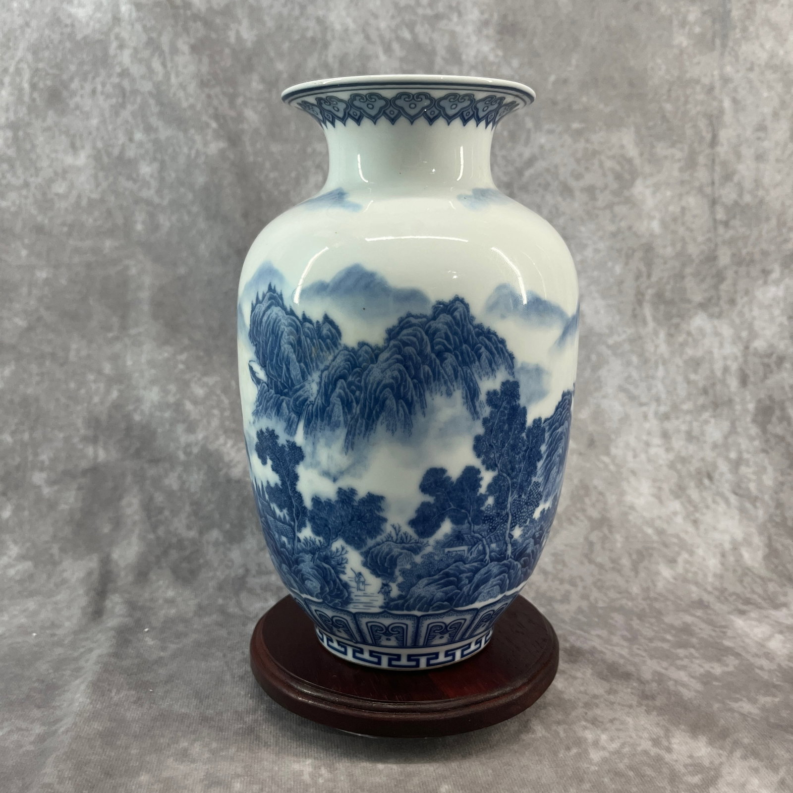 A FINE BLUE AND WHITE LANDSCAPING PATTERN PORCELAIN VASE: 19th Century; High: 8.7 inch; Diameter: 5.4 inch. Wooden base for picture and display only.