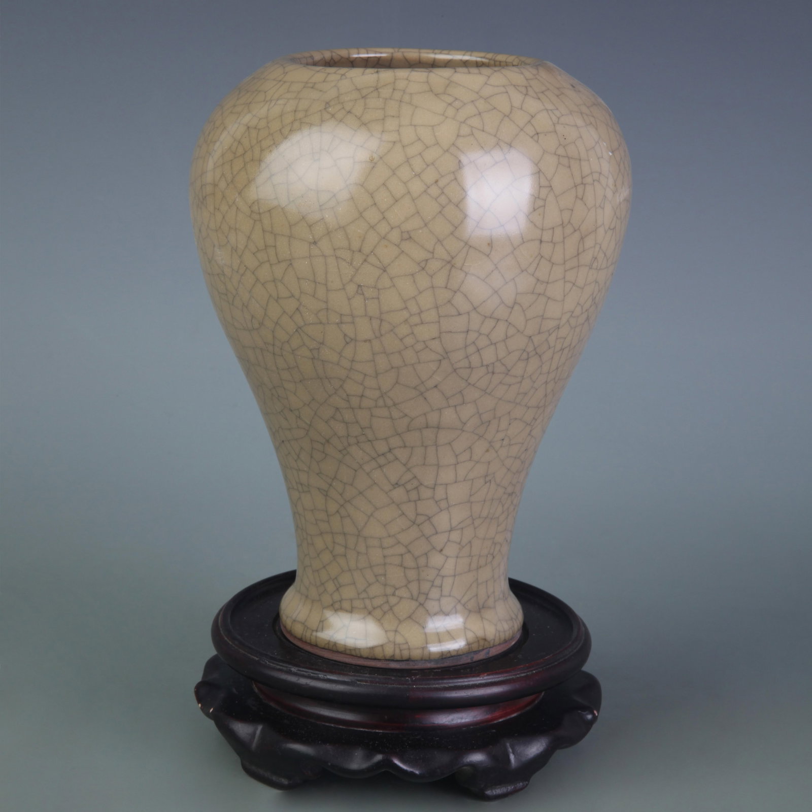 A FINE GE KILN PORCELAIN VASE: Song Dynasty Style, Diameter: 2.9 in ; High: 7.1 in; Wooden base for picture and display only.