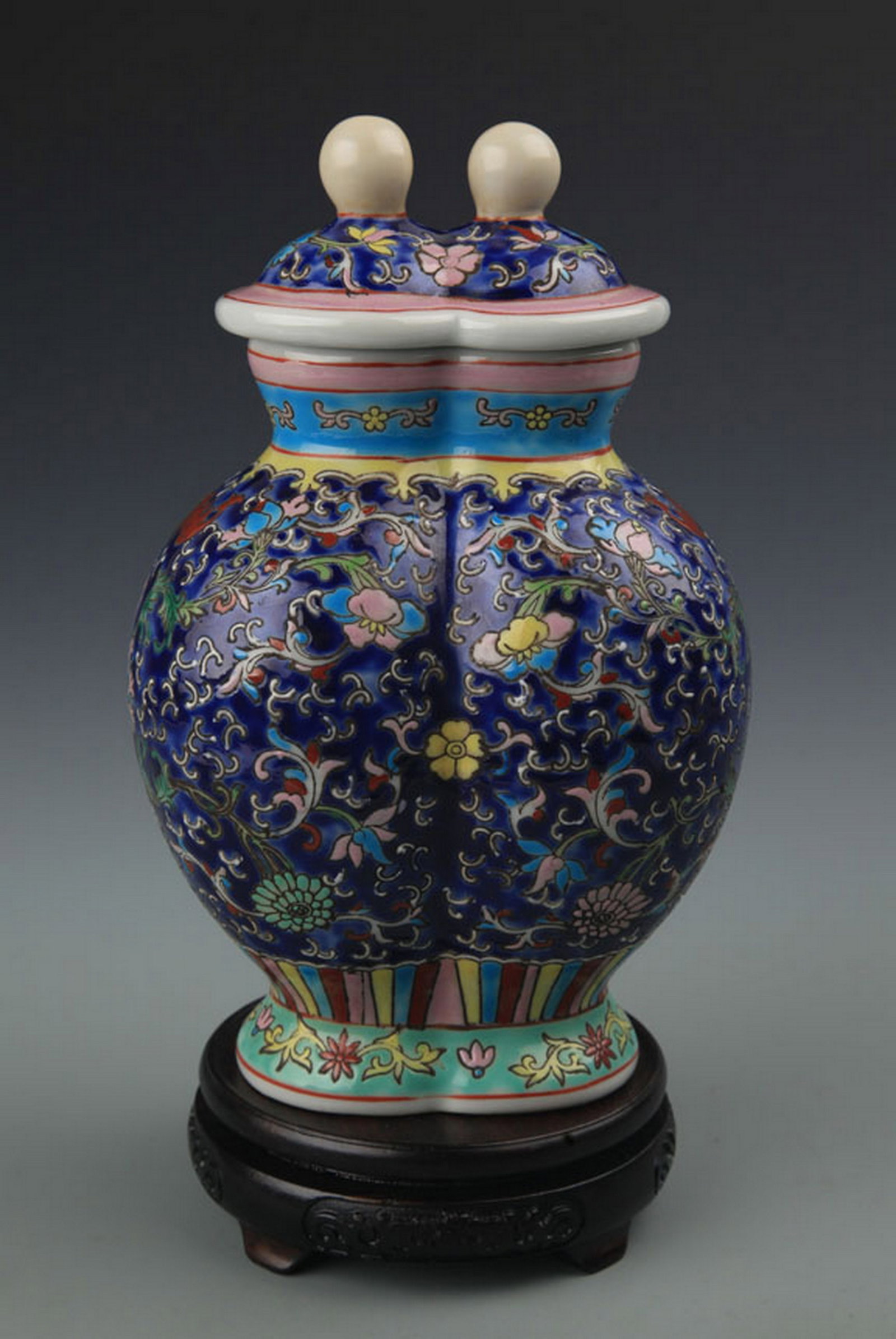 RARE ENAMEL COLOR GLAZED FLOWER PATTERN PORCELAIN VASE: Qing Dynasty, High: 9.0 inch; Width: 5.25 inch. Wooden base for picture and display only.