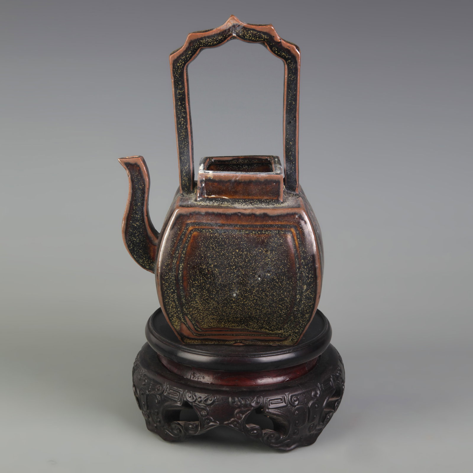 A FINE BEN SOUCE COLOR PORCELAIN EWER: Ming Dynasty Style, Long: 4.9 inch; High: 3.9 inch; High: 7.9 inch. Wooden base for picture and display only.
