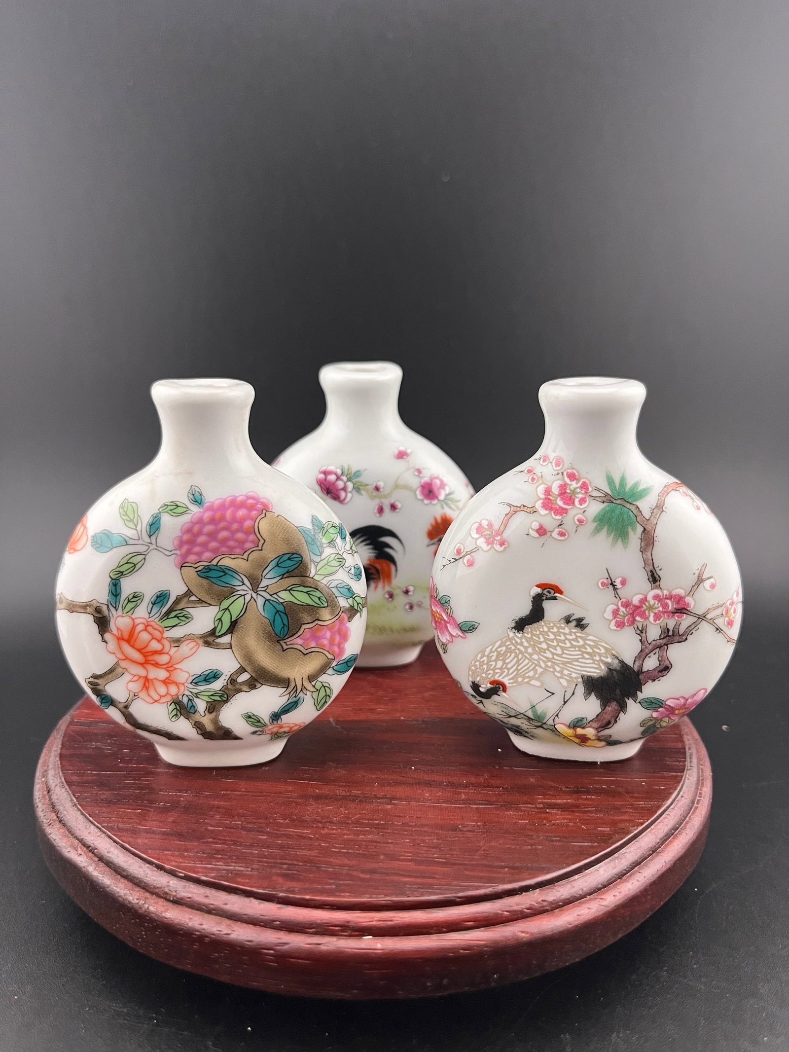 GROUP OF THREE FAMILLE ROSE PORCELAIN SNUFF BOTTLE (1 of 9)