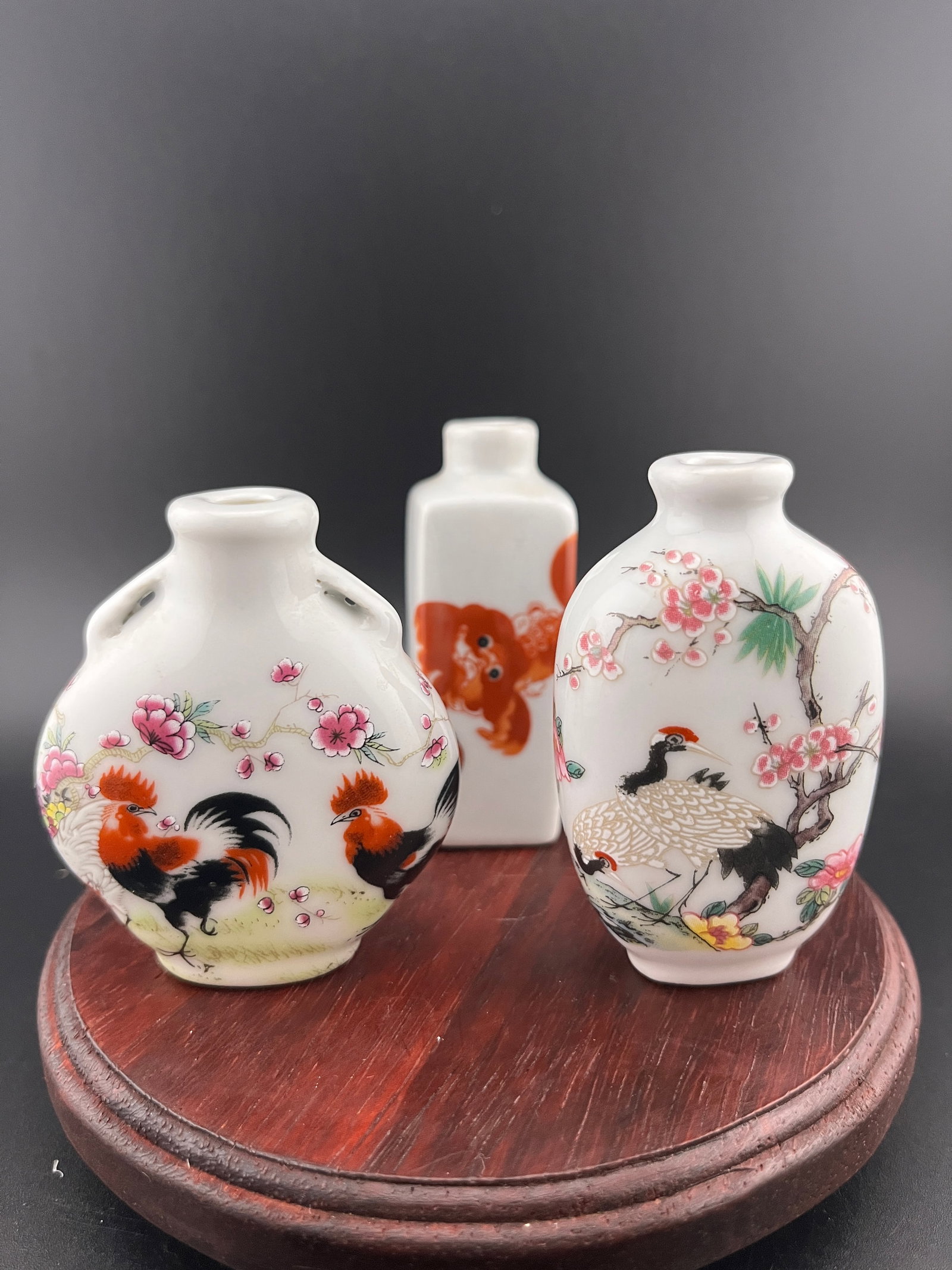 GROUP OF THREE FAMILLE ROSE PORCELAIN SNUFF BOTTLE (1 of 7)