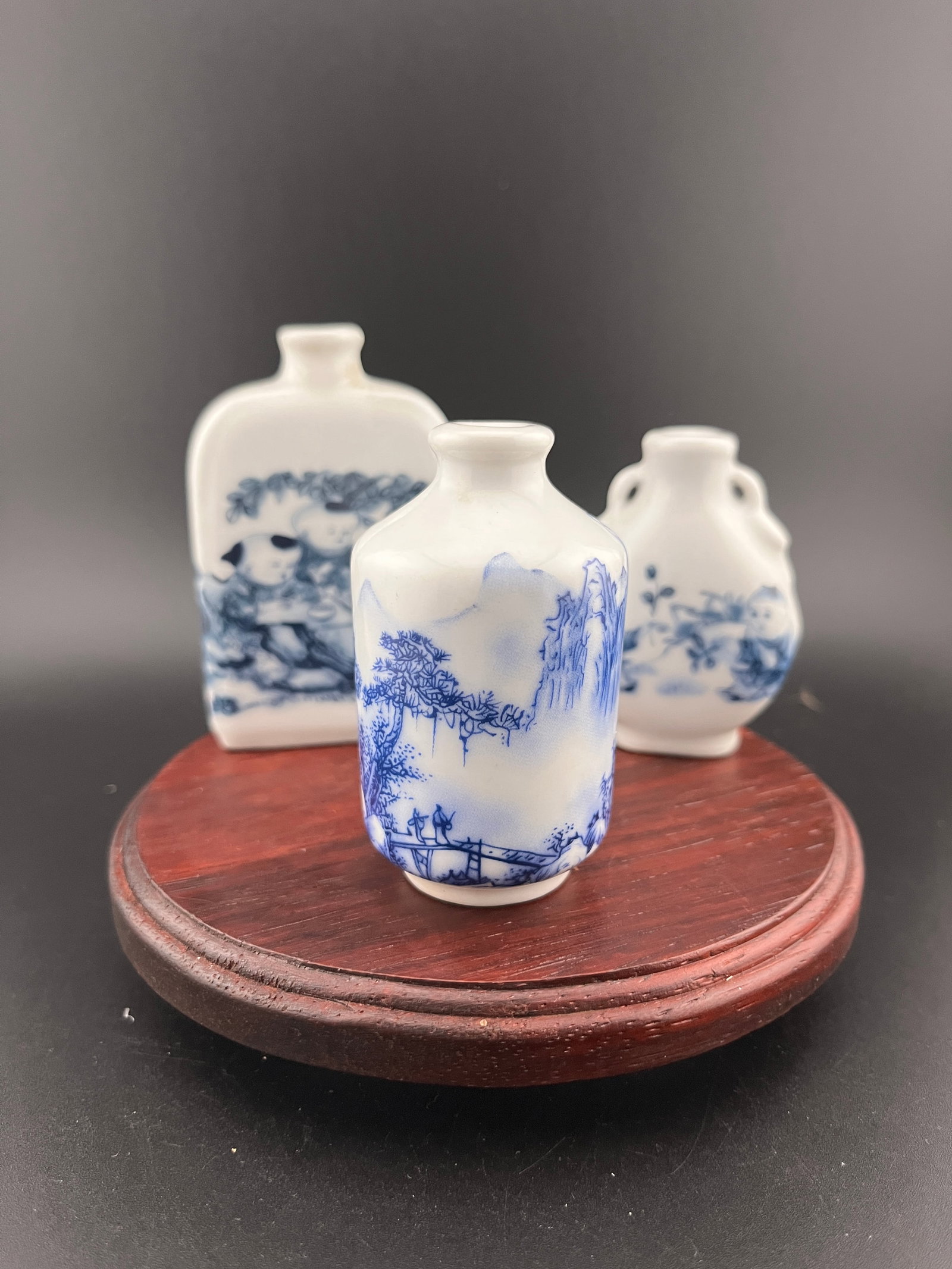 GROUP OF THREE FAMILLE ROSE PORCELAIN SNUFF BOTTLE (1 of 7)