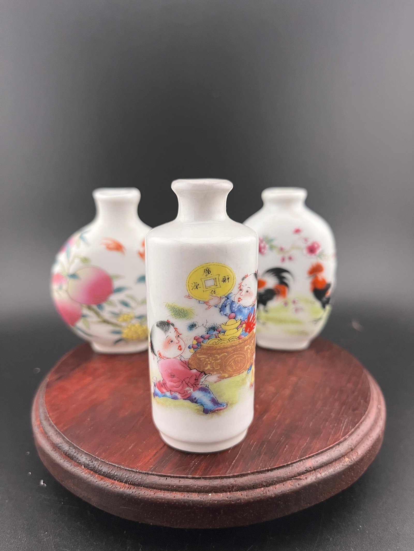 GROUP OF THREE FAMILLE ROSE PORCELAIN SNUFF BOTTLE (1 of 6)