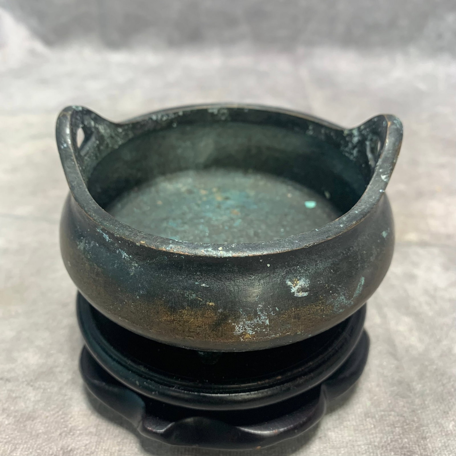 A FINE BRONZE TRIPOD INCENSE BURNER: Ming Dynasty Style; High: 2.3 inch; Diameter: 4.1 inch; Wooden base for picture and display only.