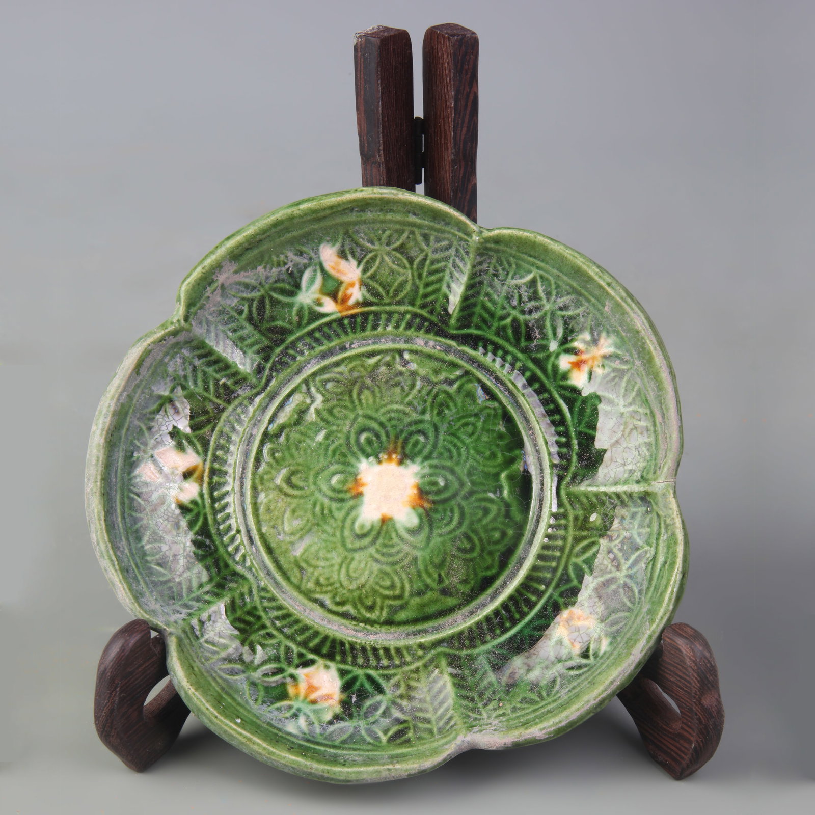 A SANCAI FOLIATE-RIM PORCELAIN DISH: Tang Dynasty Style; Diameter: 5.5 inch; Wooden base for picture and display only.