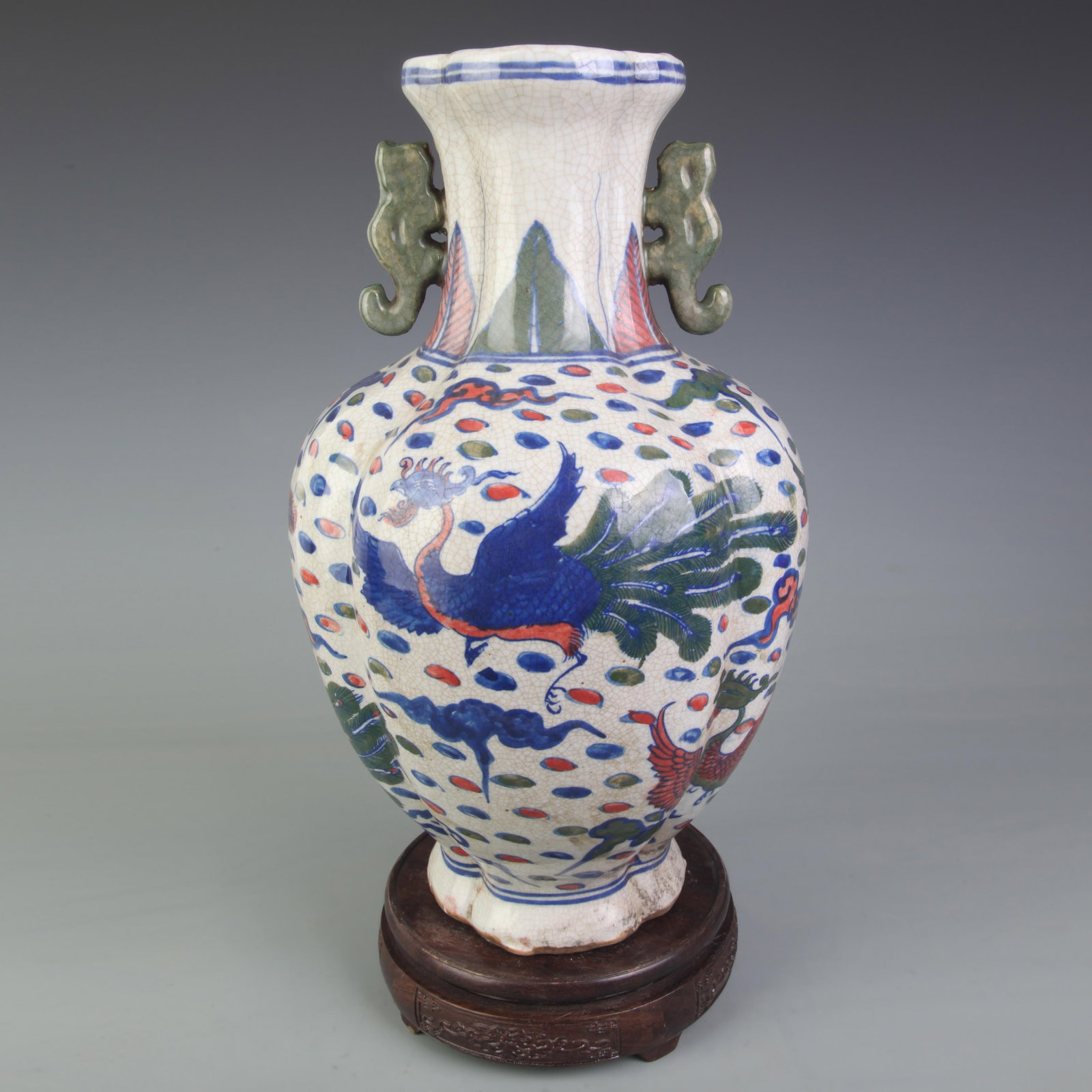 BLUE AND WHITE FAMILLE VERTE PEACOCK PATTERN PORCELAIN VASE: Ming Dynasty Style, High: 14.2 inch;Diameter:8.3 inch; Wooden base for picture and display only.