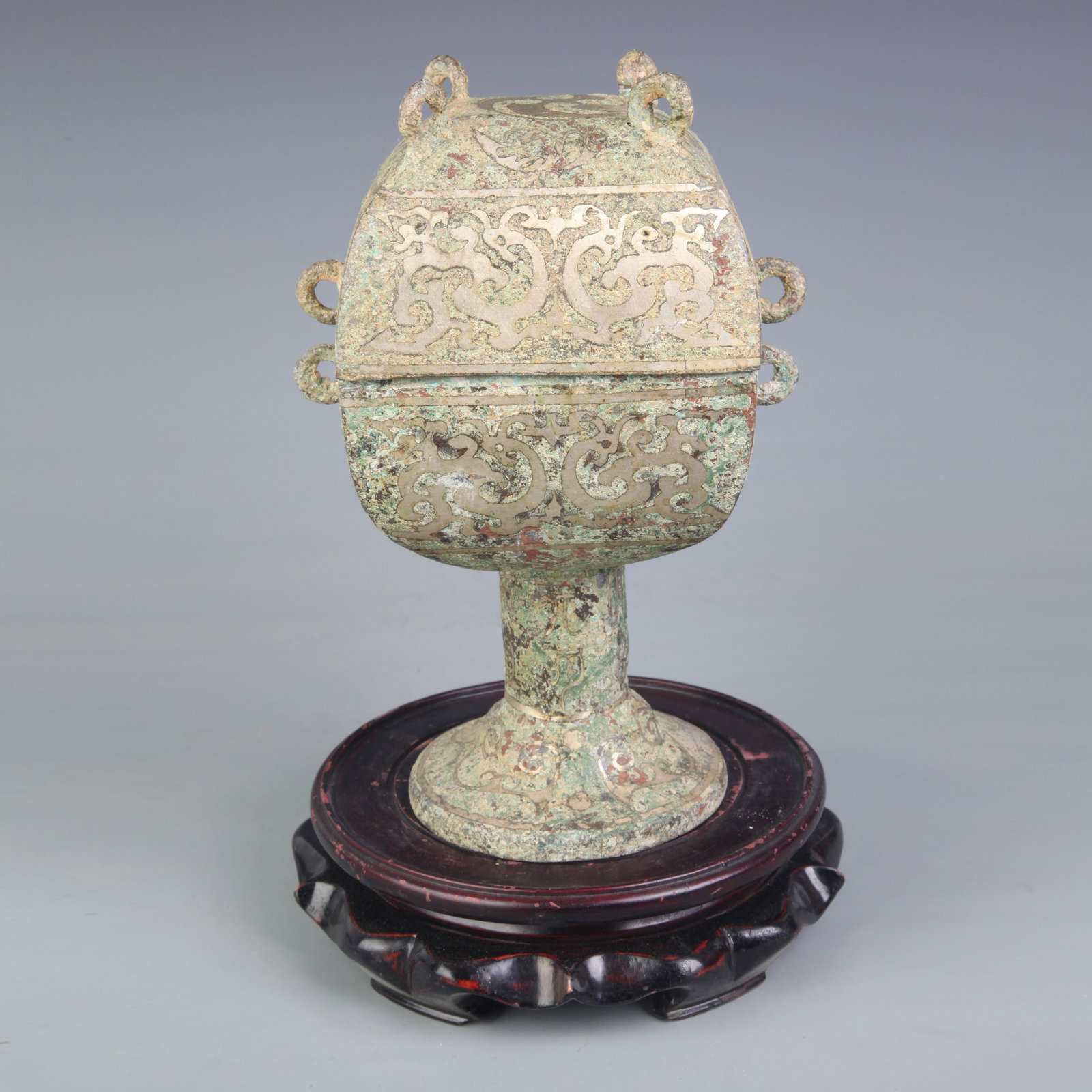 WESTERN ZHOU STYLE BRONZE SQUARE RITUAL WINE VESSEL: West Zhou Period Style; Long: 3.8 inch; Width: 4.5 inch; High: 9.0 inch. Wooden base for picture and display only.