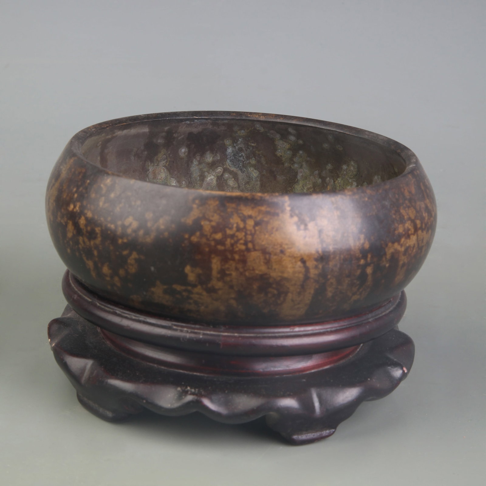 A FINE BRONZE INCENSE CENSER: Ming Dynasty Style; Diameter: 4.9 inch; High: 1.8 inch; Wooden base for picture and display only.