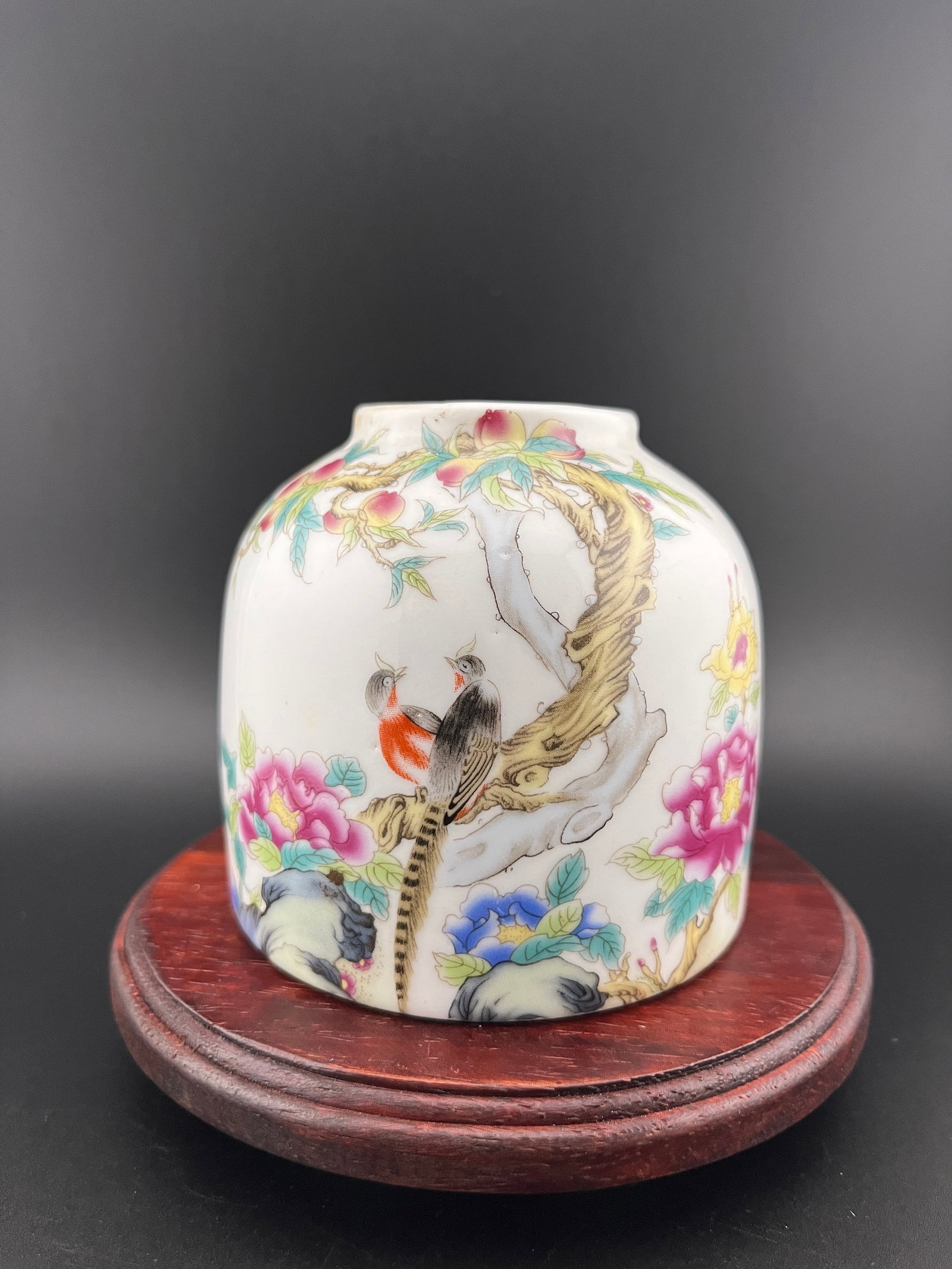 A FINE FAMILLE ROSE ENAMEL PORCELAIN JAR WITH FLOWER AND BIRD MOTIF: Qing Dynasty; High: 3.4 inch; Diameter: 3.6 inch. Wooden base for picture and display only.