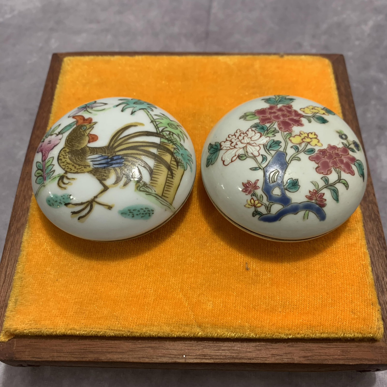 PAIR OF FAMILLE ROSE FLOWER PATTERN PORCELAIN BOX: Modern; Long: 1.3 inch; Width: 2.7 inch; High: 2.7 inch. Wooden base for picture and display only.