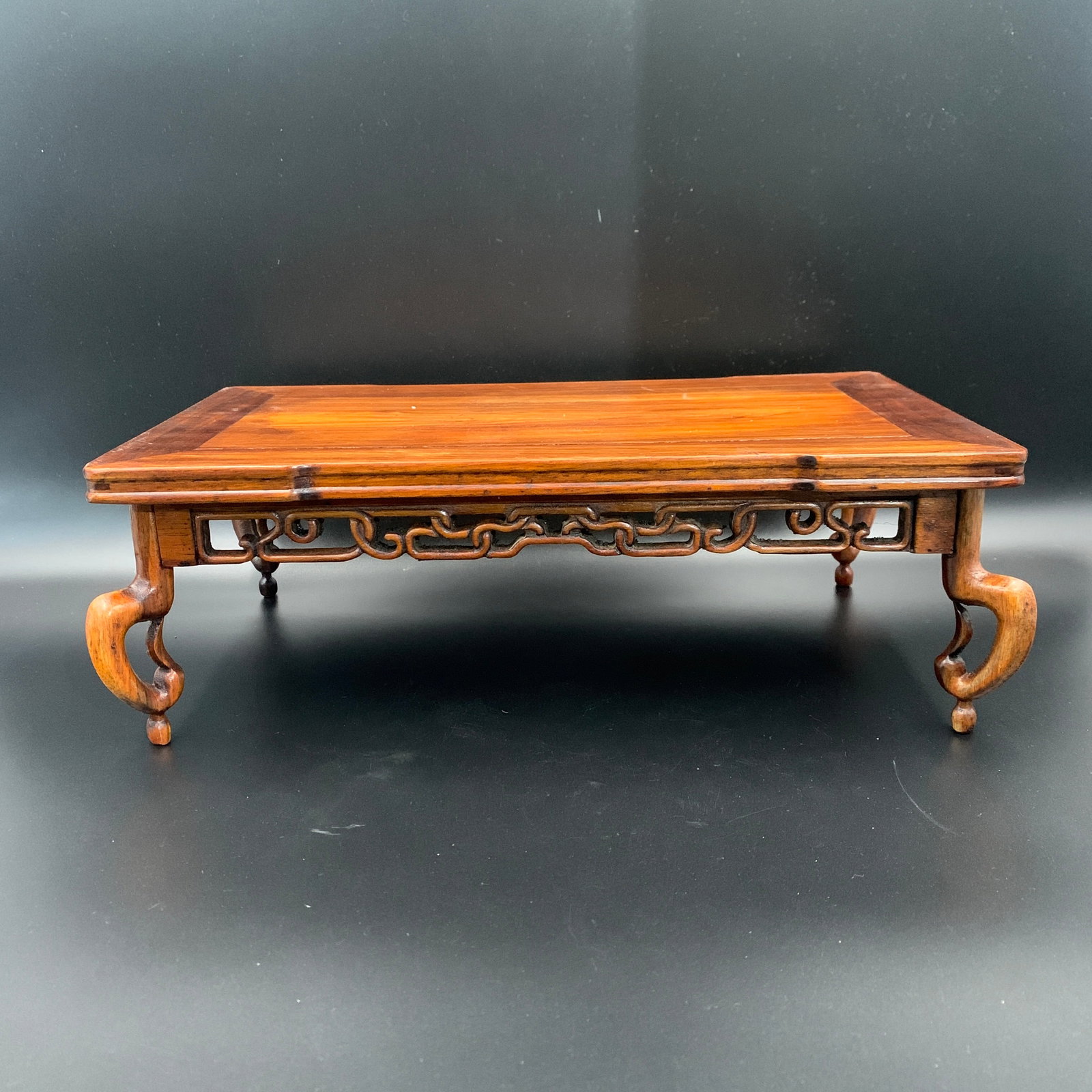 A SMALL ROSEWOOD SCHOLAR'S DIPLA STAND: Modern; Long: 15.5 inch; Width: 9.2 inch; High: 4.9 inch. Wooden base for picture and display only.