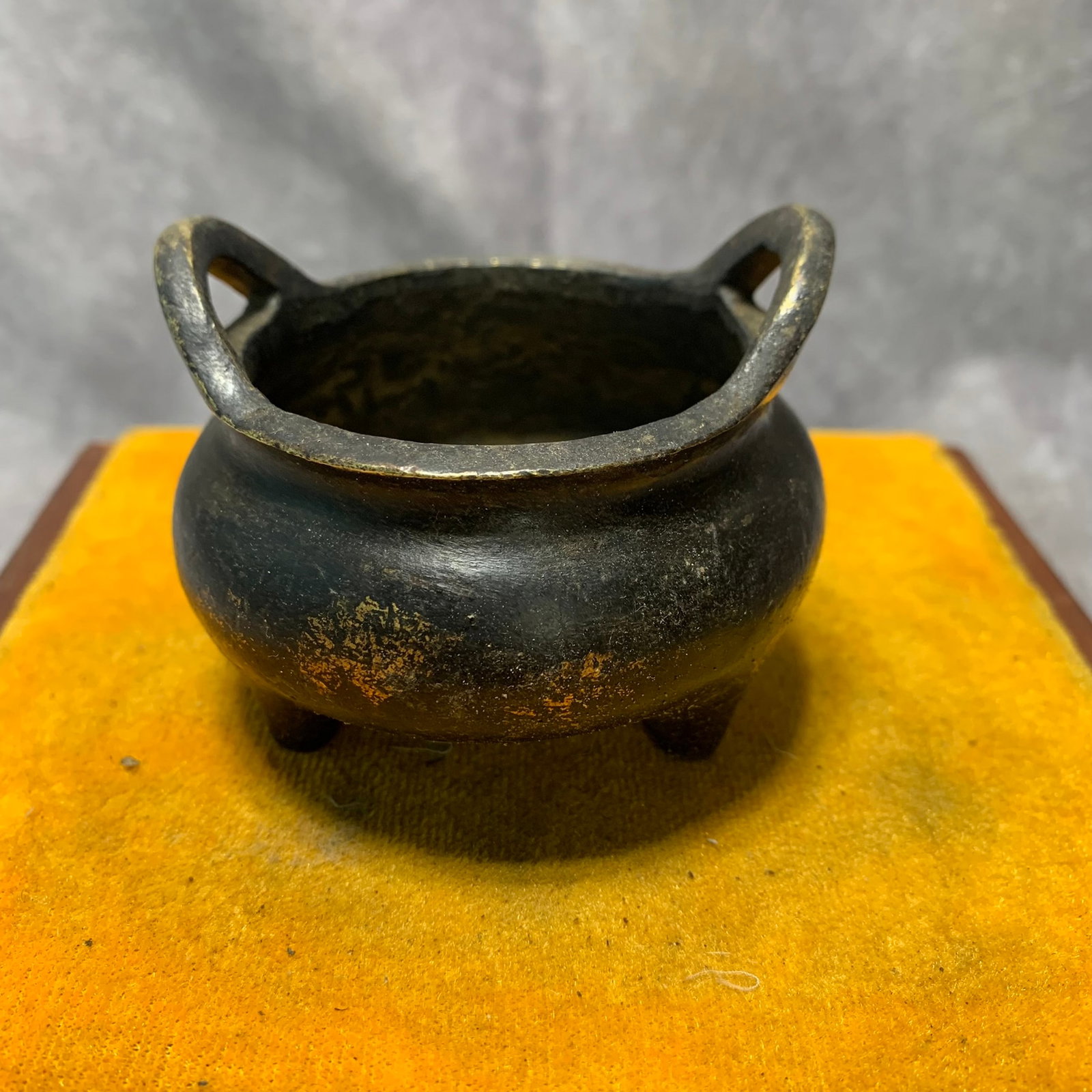 XUAN DE MARK GILT BRONZE THREE-LEGGED ROUND CENSER: Ming Dynasty Style; High: 2.3 inch; Diameter: 2.9 inch; Wooden base for picture and display only.
