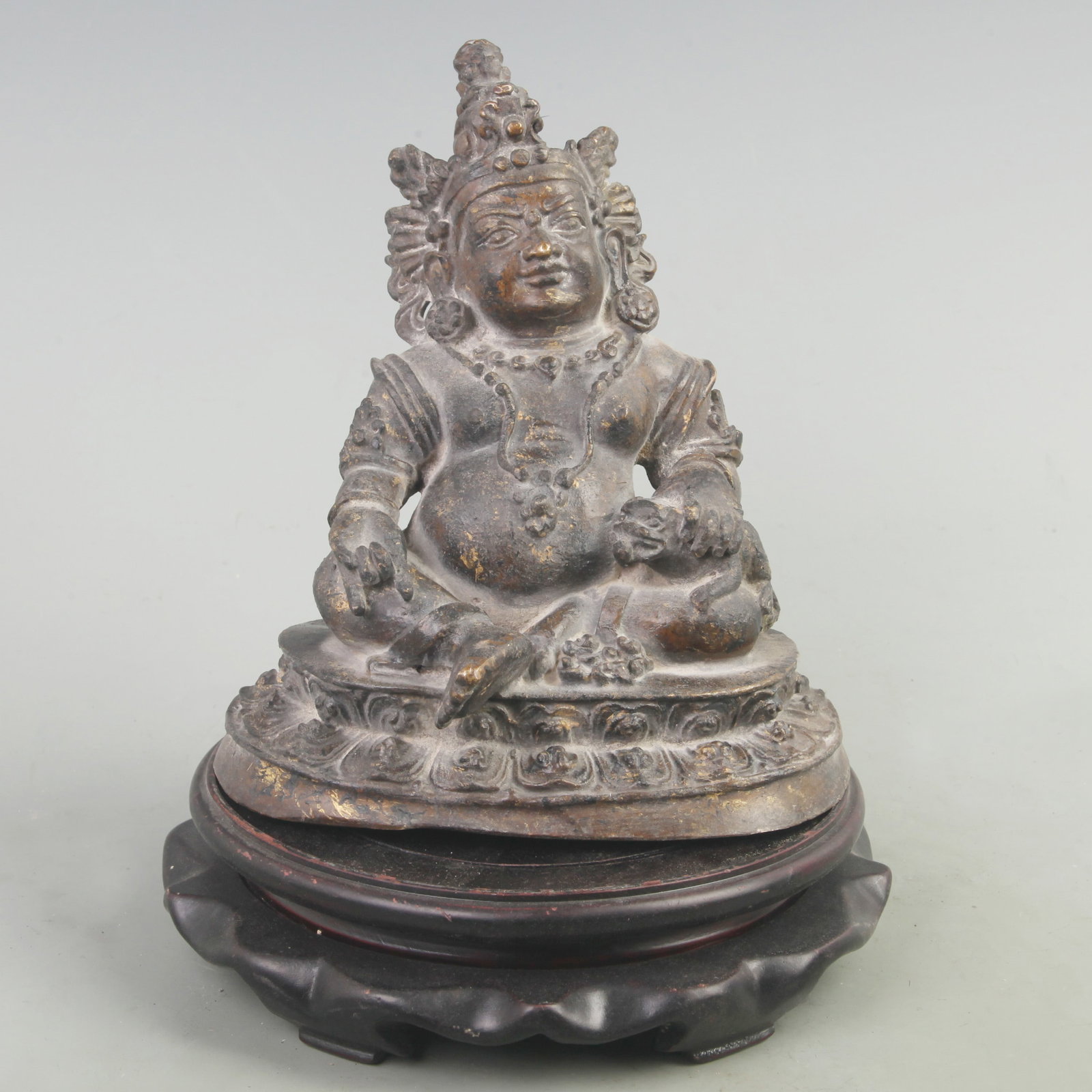 A FINE GILT BRONZE GOD OF WEALTH: Qing Dynasty, High: 9 inch; Width: 5 inch; Long: 6.8 inch. Wooden base for picture and display only.
