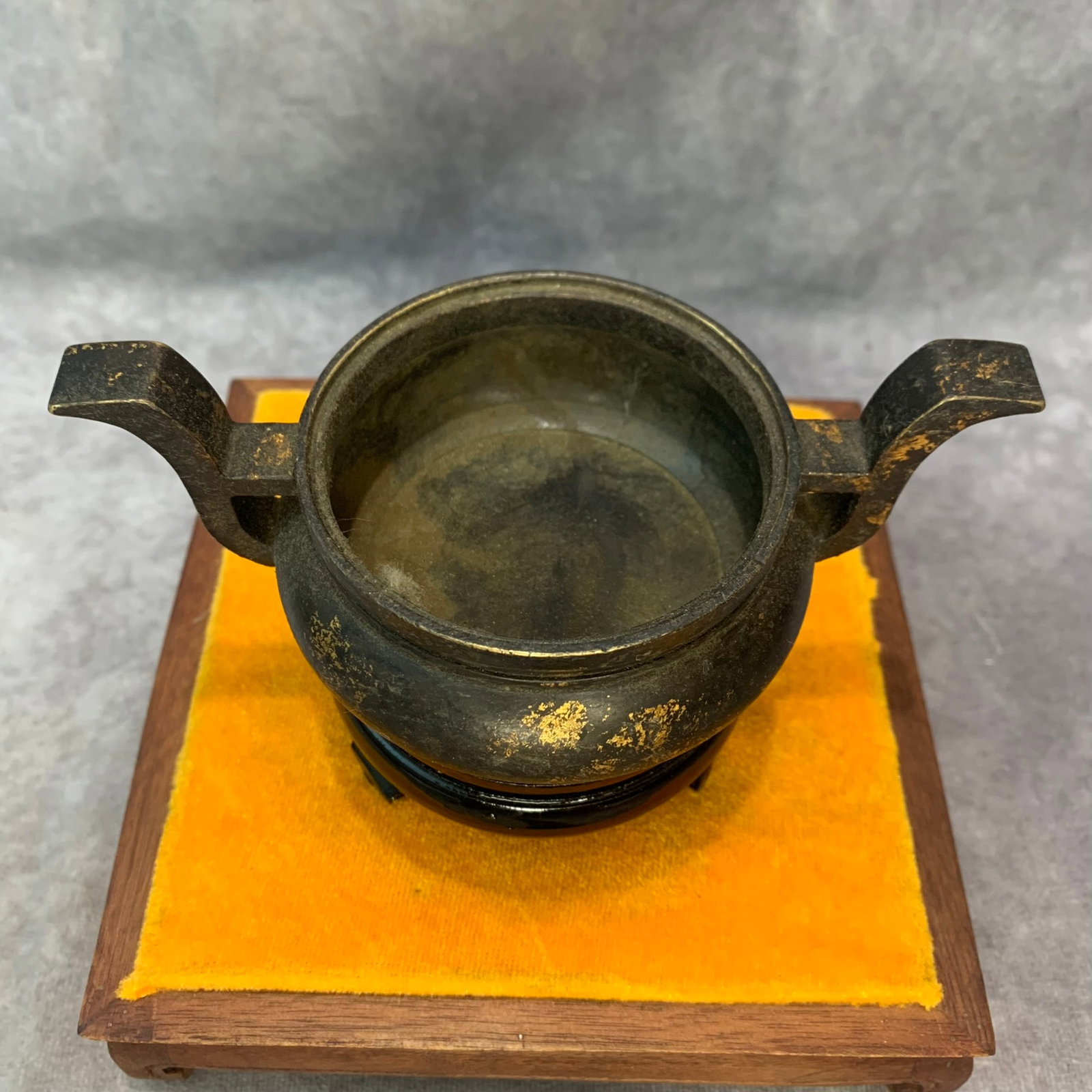 A FINE BRONZE LARGE UPRIGHT HANDLE TRIPOD CENSER: 19th Century; High: 2.6 inch; Diameter: 3.6 inch; Long: 5.6 inch; Wooden base for picture and display only.