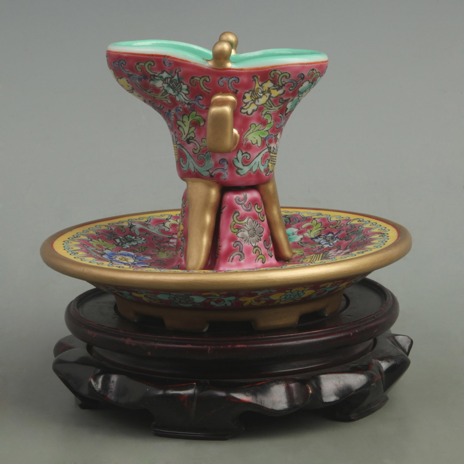 A SET OF FAMILLE ROSE JUE CUPS ON ROUGE-RED GROUND (1 of 6)