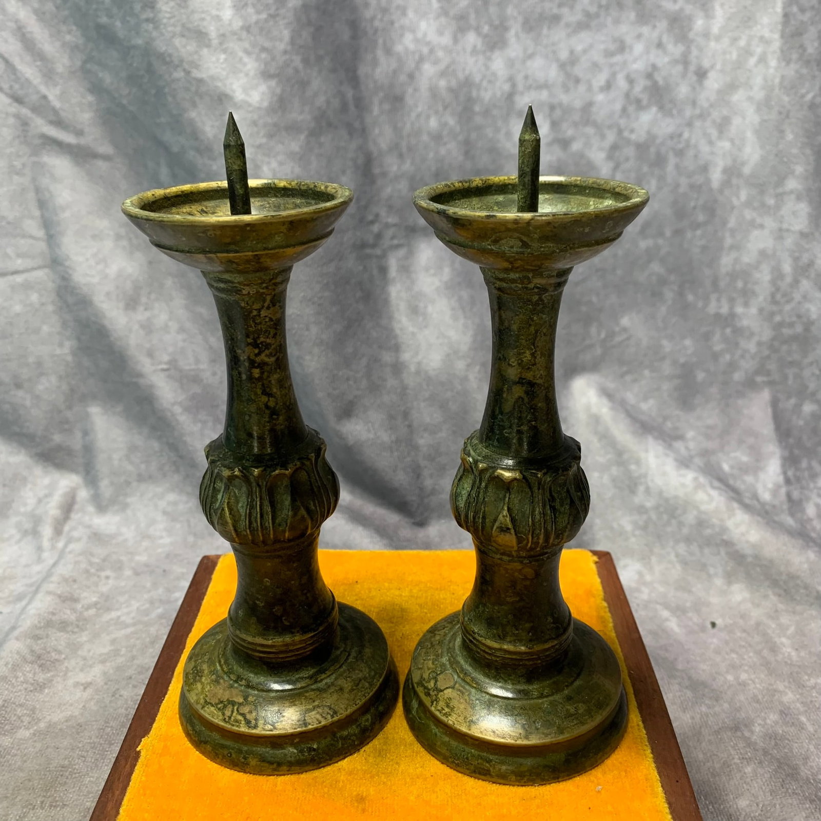 A PAIR OF REPUBLIC PERIOD BRONZE CANDLESTICKS: Republic Period: High: 6.8 inch; Diameter: 2.6 inch; Wooden base for picture and display only.