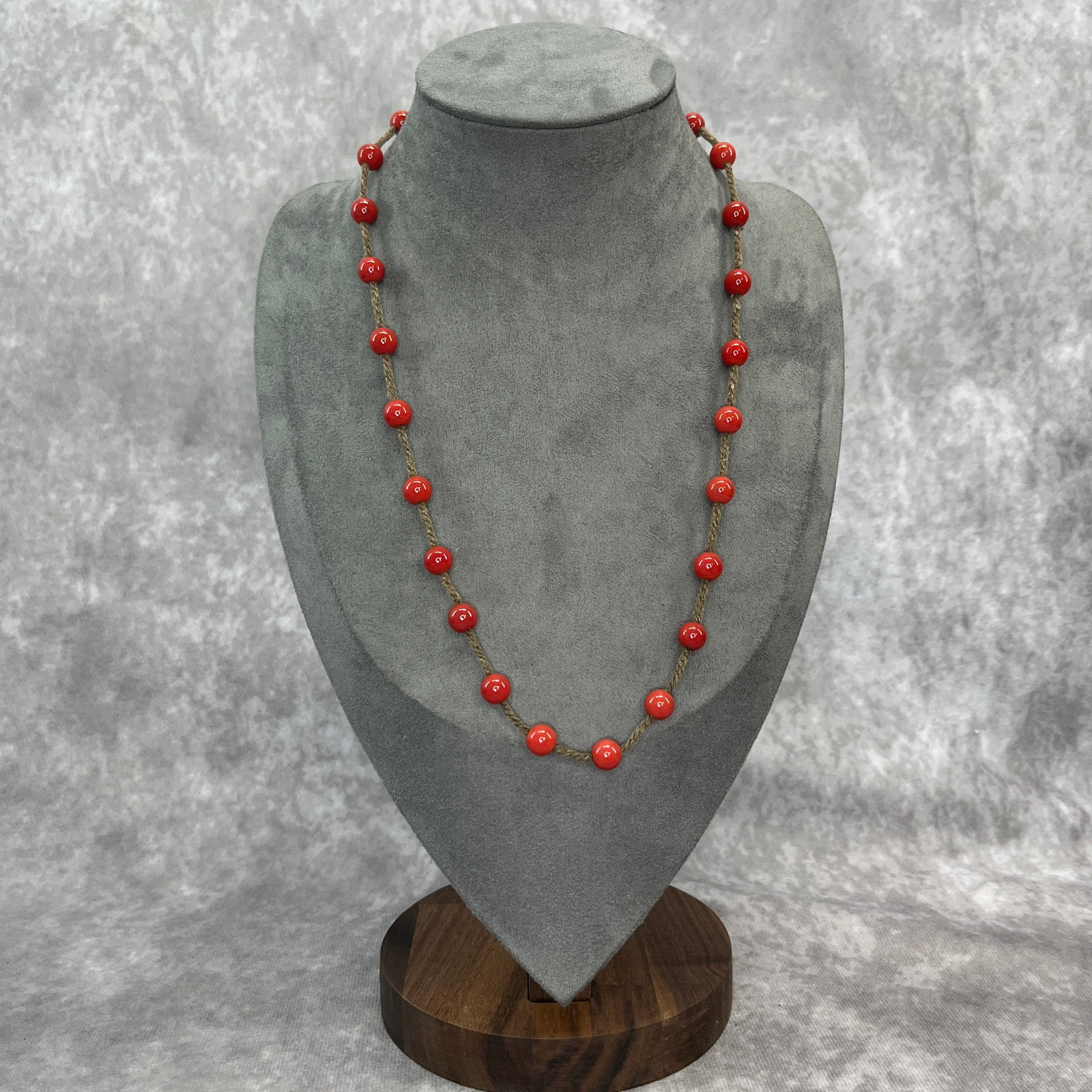 A FINE RED CORAL MADE NECKLACE: Modern; Long: 0.7 inch; Width: 0.7 inch; High: 1.1 inch.