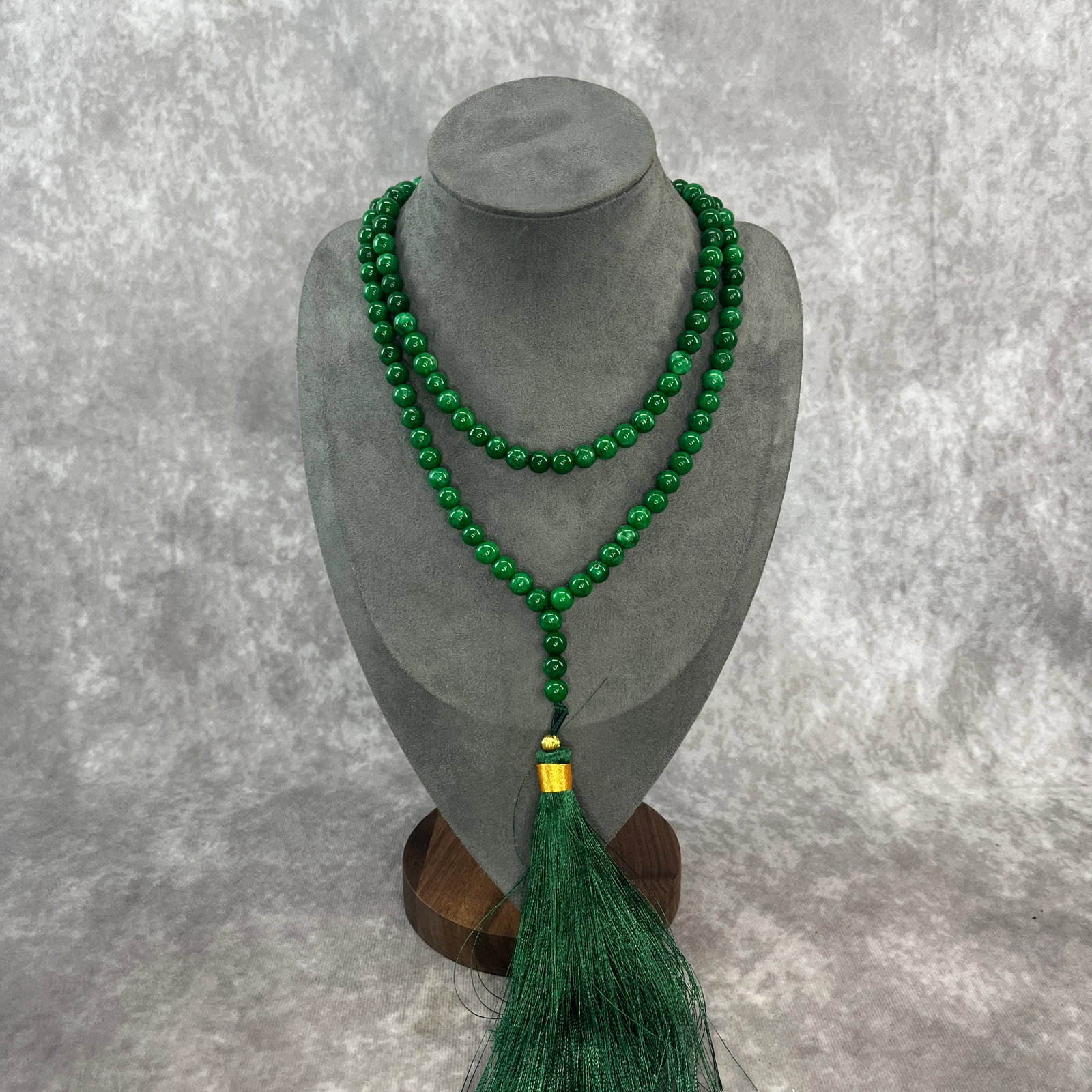 A FINE JADE MADE NECKLACE: Modern; Long: 17 inch; Diameter: 0.3 inch