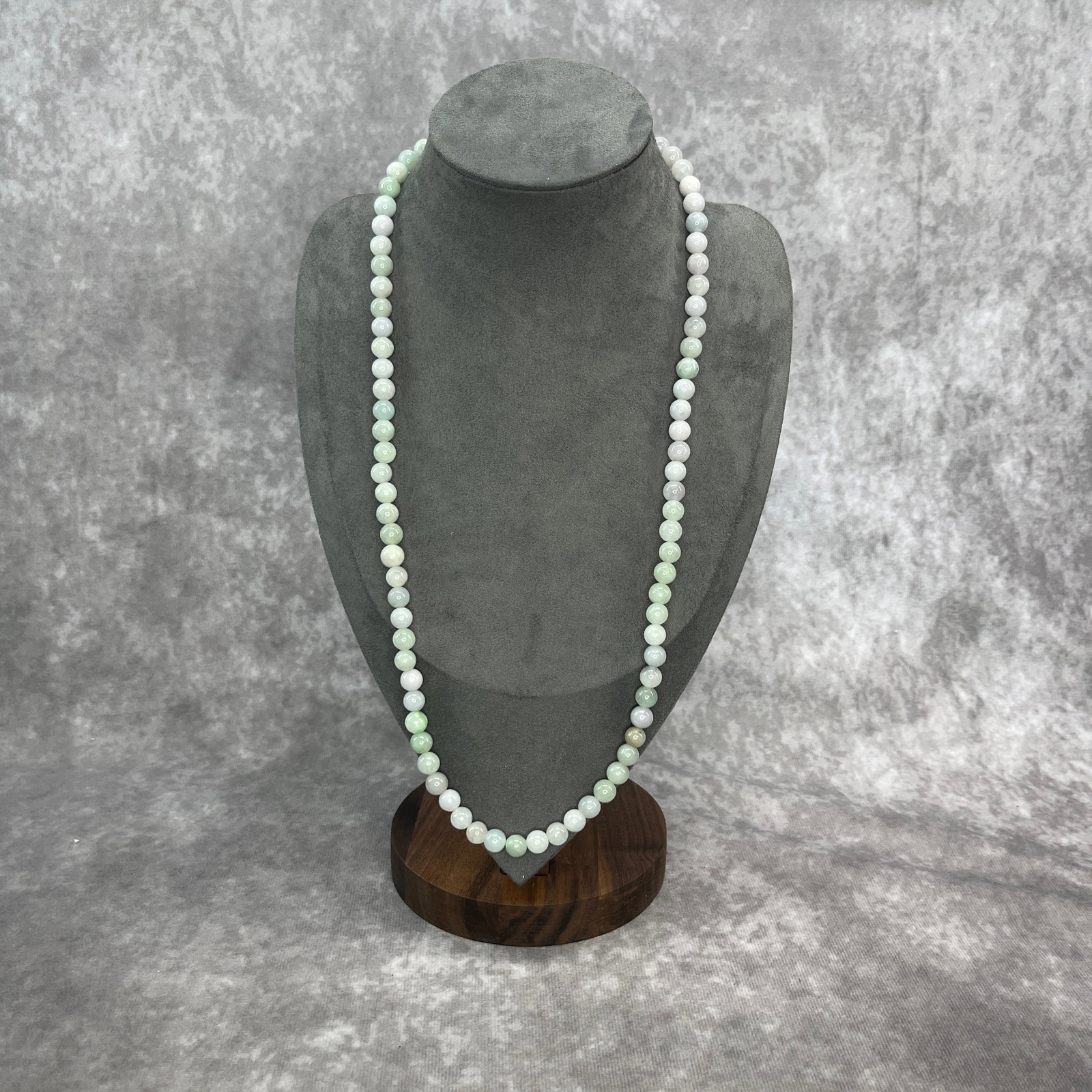 A FINE JADEITE MADE NECKLACE: Modern; Long: 12.5 inch; Diameter: 0.29 inch.