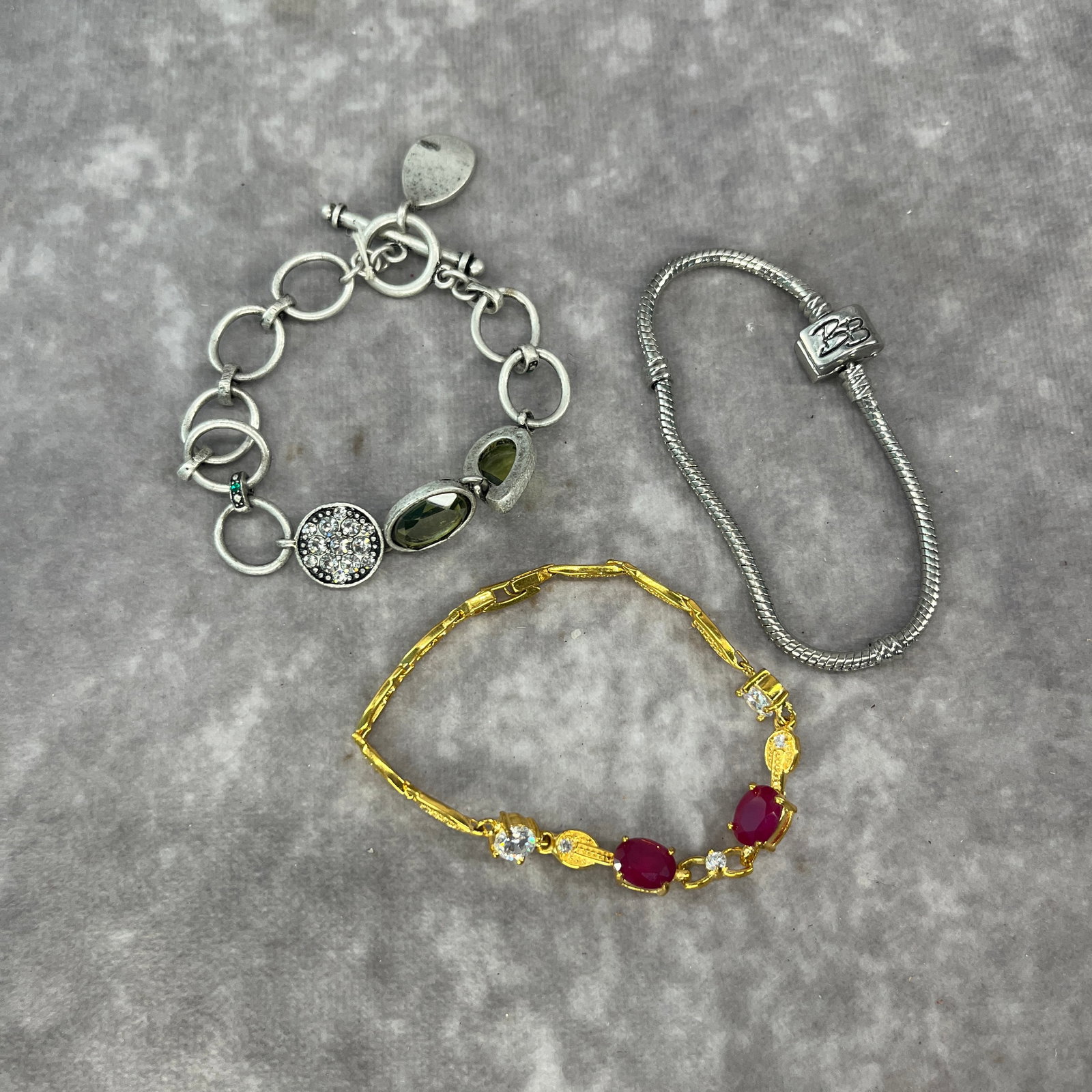 GROUP OF VINTAGE-STYLE BRACELET (1 of 4)