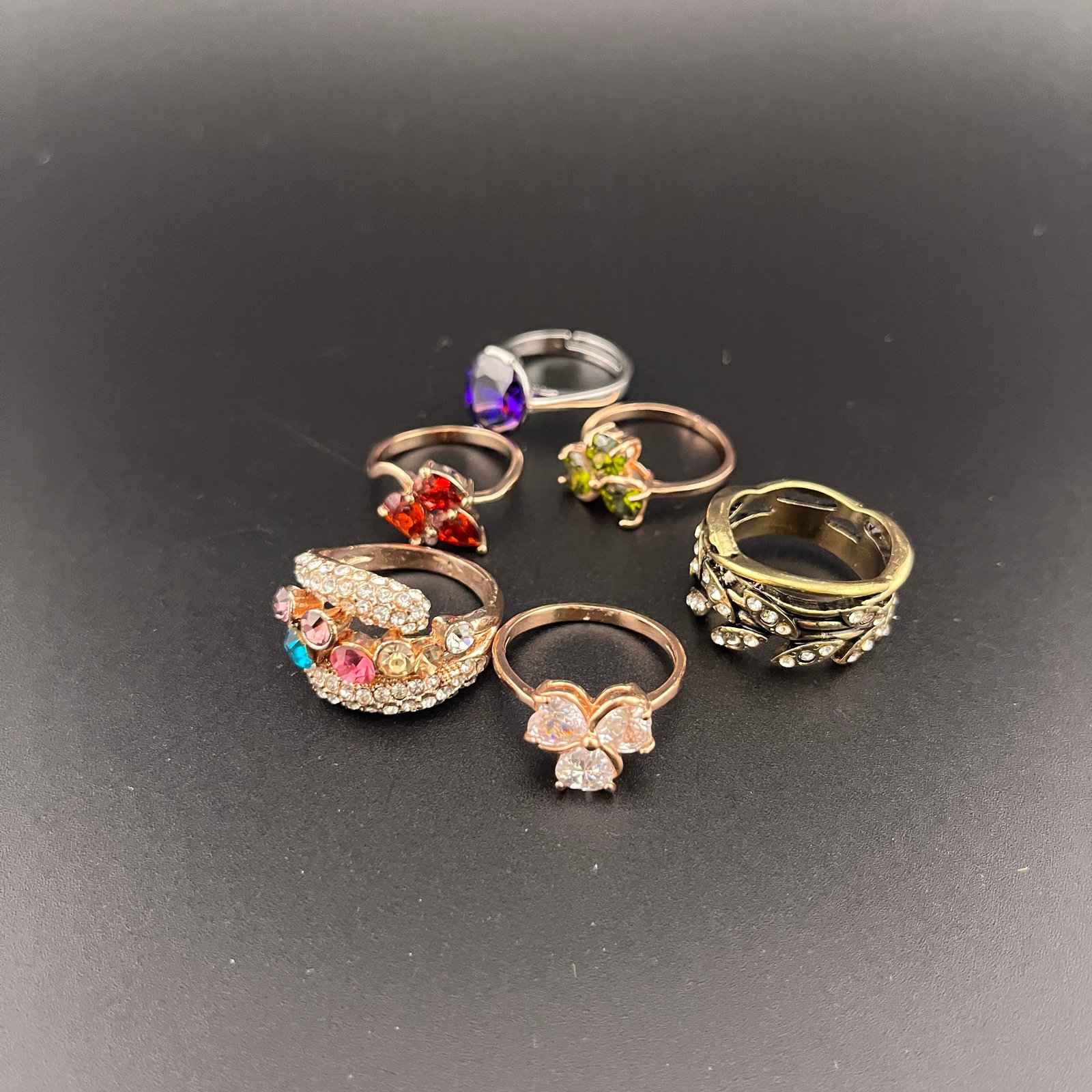 GROUP OF VINTAGE-STYLE FASHION RINGS (1 of 3)