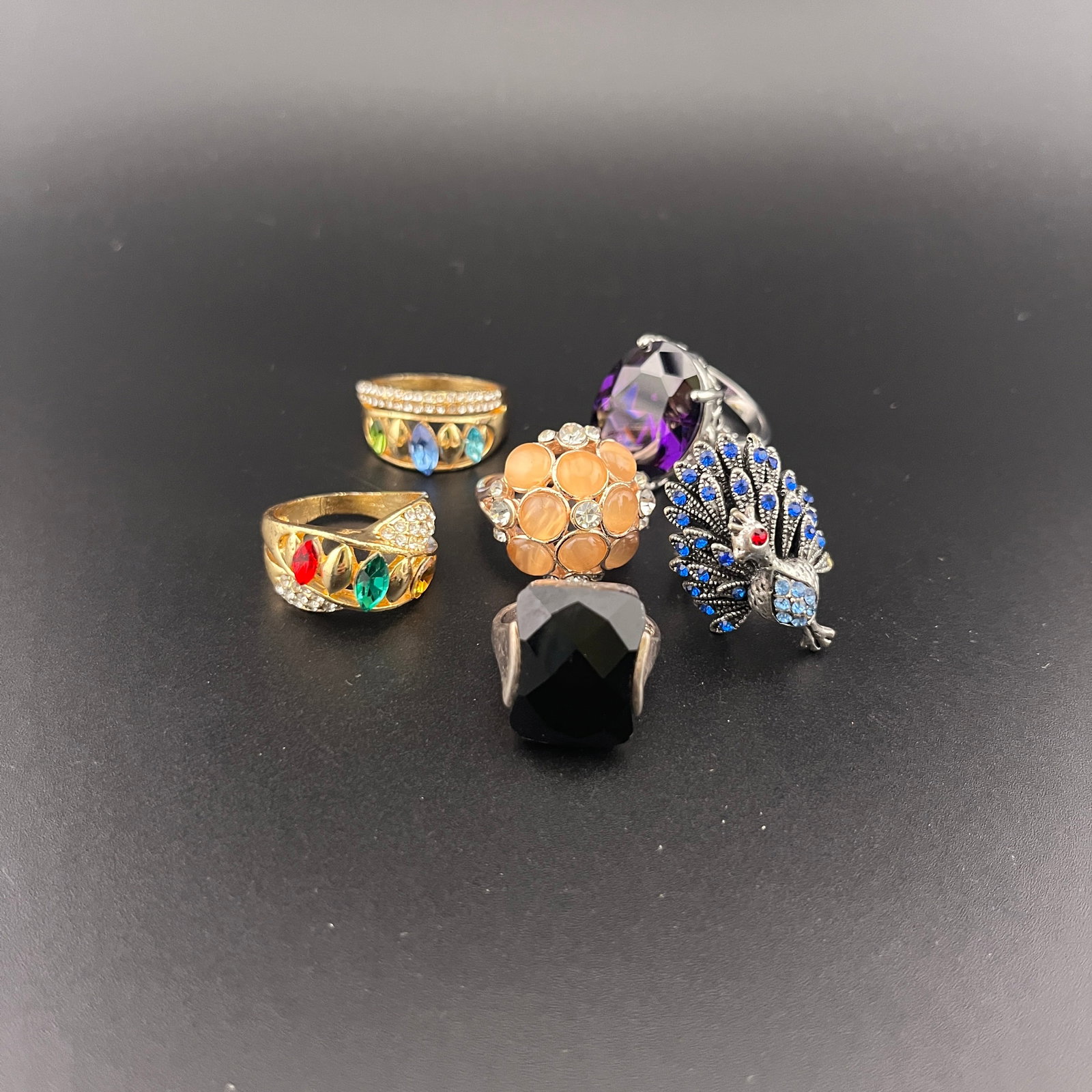 GROUP OF VINTAGE-STYLE FASHION RINGS (1 of 3)